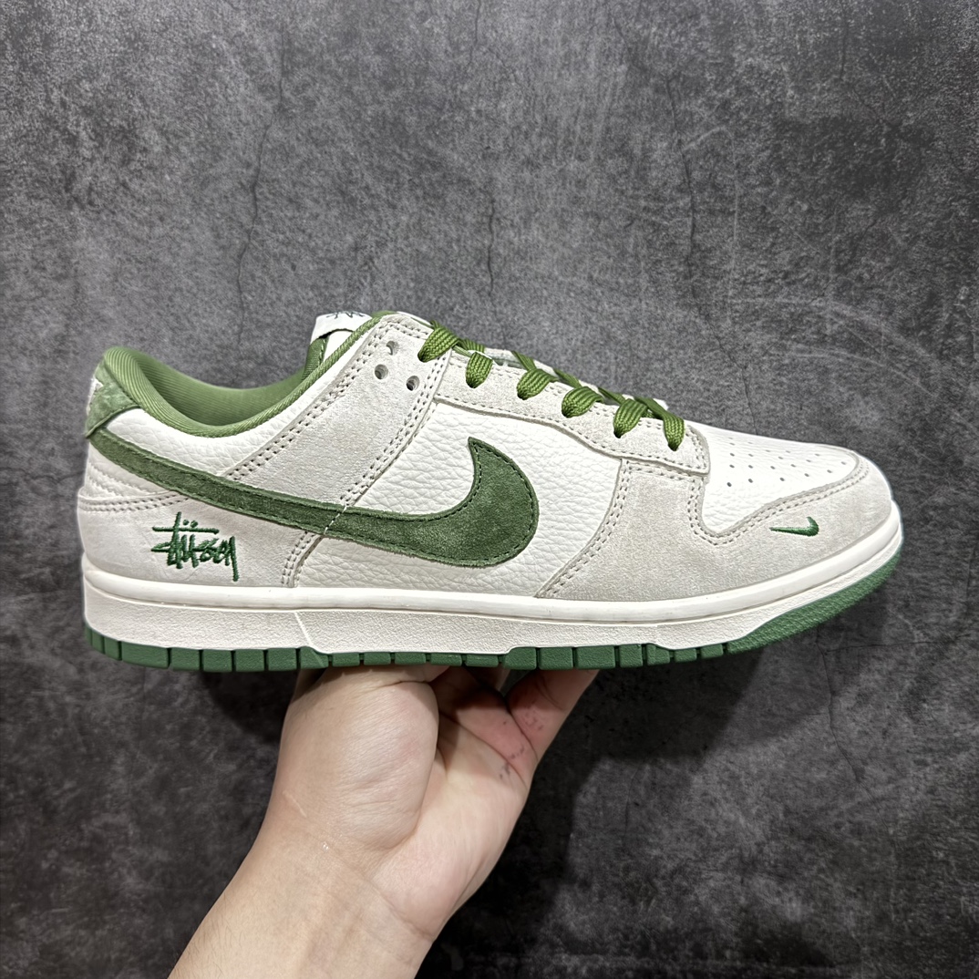 300 【定制版】Stussy x Nk SB Dunk Low 斯图西联名-米绿猪八 周年高端定制 低帮休闲板鞋 DQ1098-340