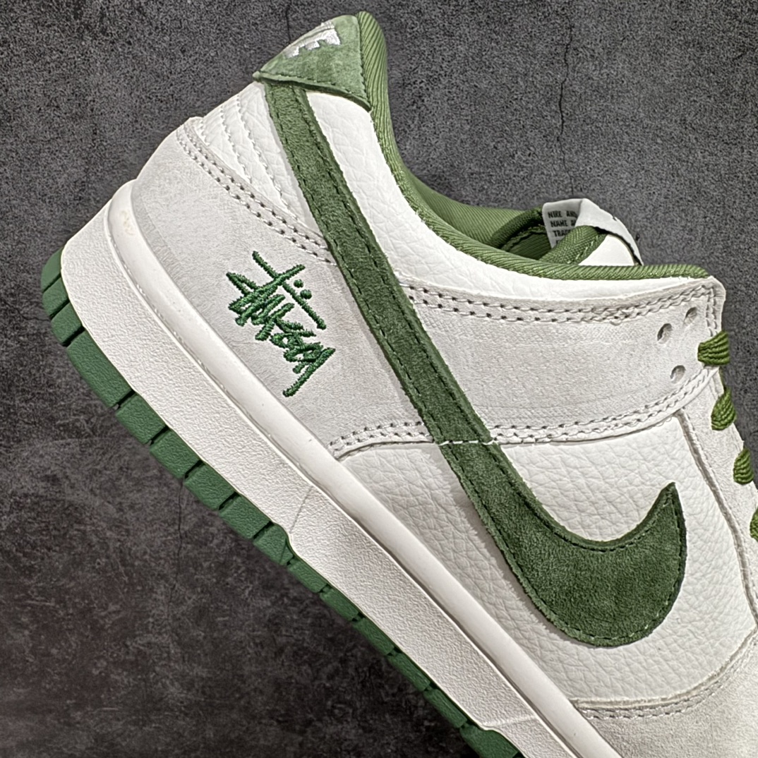 300 【定制版】Stussy x Nk SB Dunk Low 斯图西联名-米绿猪八 周年高端定制 低帮休闲板鞋 DQ1098-340