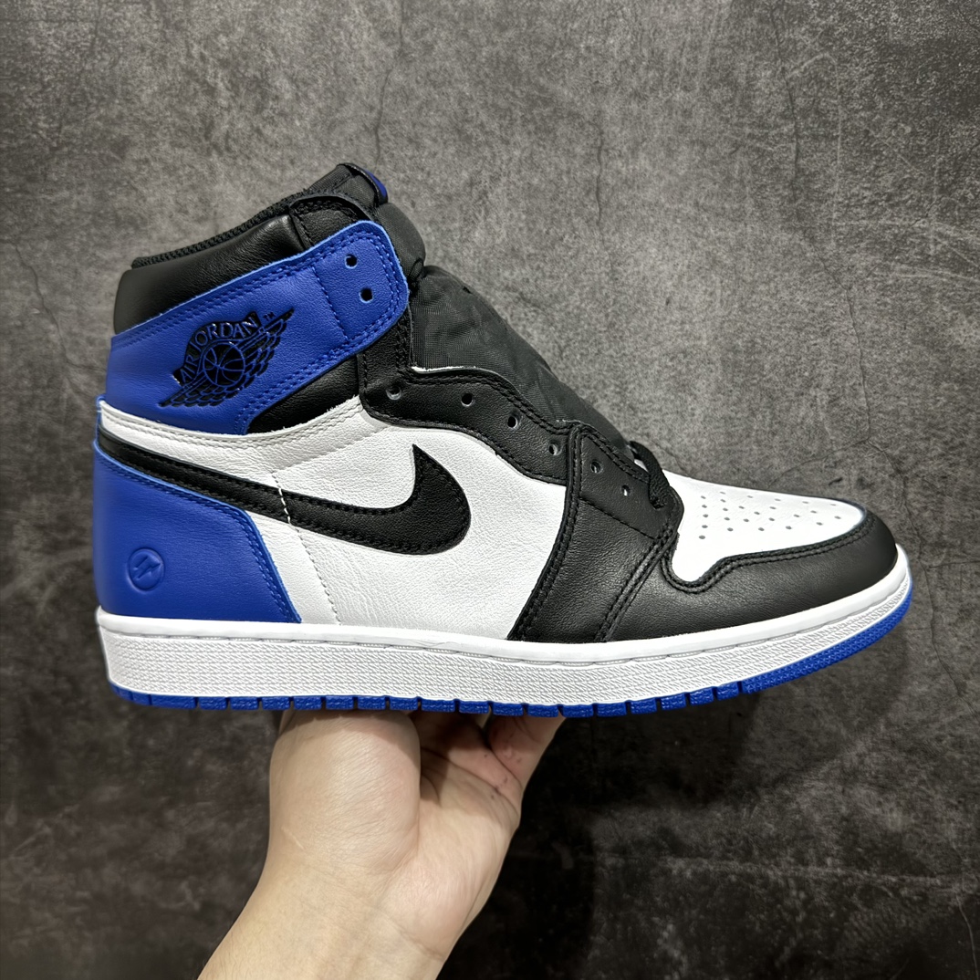 【Ljr版】 Fragment Design x Air Jordan AJ1 Retro High 藤原浩联名大闪电 716371-040n全新改良批次 圈内最强倒钩系列 恪守真诚 承诺混一赔十 高端零售裸鞋圈特供批次 SZ原厂全套原楦原纸板冲刀磨具开发 原厂皮料加持 原厂港宝加持定型后跟R度完美 同源原厂电绣 飞翼针数密度立体效果一致 百分百一致原鞋 原厂拉帮工艺 针距密度一致 后跟弧度收口自然不对折 极致一眼正品既视感 进口玻璃冲刀皮料裁剪零毛边 全鞋电脑针车工艺 品控清洁度最高QC检验标准 免检产品 原厂订购鞋盒、鞋标、防尘纸、鞋撑、鞋带 追求极致的原厂味道 SIZE：40.5 41 42 42.5 43 44 44.5 45 46 47.5 48.5 编码：LJR540570-鞋库