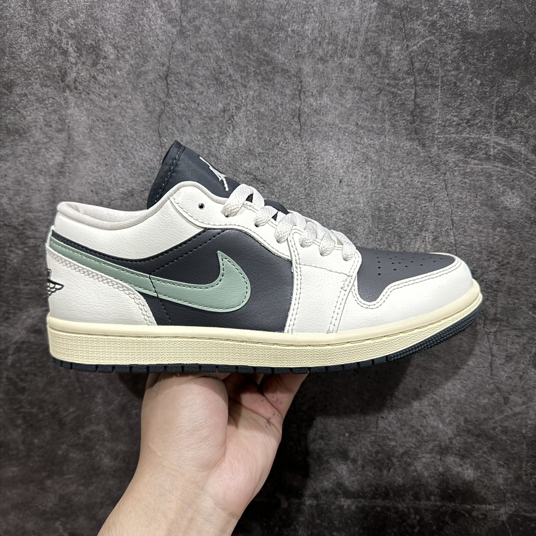 【DT纯原】Air Jordan AJ1 Low白黑绿  DC0774-001nn市面中低帮最具代表性版本没有之一 口碑大厂出品 品控大底版型不断改良更新 全套原纸板楦头开发 确保原汁原味 完美呈现版型 完美零毛边处理 原厂内置全掌气垫 价格定位良心 平台专用代工流水线出品 一眼公司既视感 拿到手的一瞬间就与众不同 碾压市面所有版本 全部原鞋开发 每一个配色都会采购原鞋确认细节 打破市面看图做货无好货之说  尺码：35.5-46 编码：DT270280-鞋库