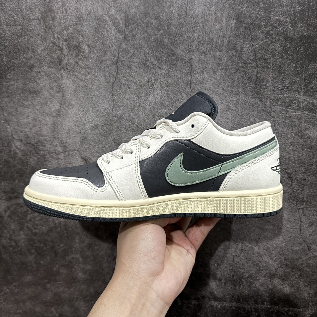 图片[2]-【DT纯原】Air Jordan AJ1 Low白黑绿  DC0774-001nn市面中低帮最具代表性版本没有之一 口碑大厂出品 品控大底版型不断改良更新 全套原纸板楦头开发 确保原汁原味 完美呈现版型 完美零毛边处理 原厂内置全掌气垫 价格定位良心 平台专用代工流水线出品 一眼公司既视感 拿到手的一瞬间就与众不同 碾压市面所有版本 全部原鞋开发 每一个配色都会采购原鞋确认细节 打破市面看图做货无好货之说  尺码：35.5-46 编码：DT270280-鞋库