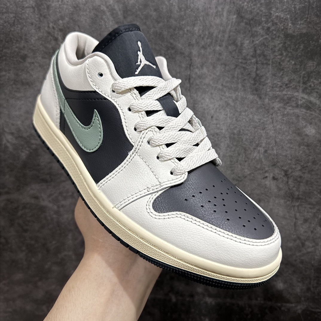 图片[3]-【DT纯原】Air Jordan AJ1 Low白黑绿  DC0774-001nn市面中低帮最具代表性版本没有之一 口碑大厂出品 品控大底版型不断改良更新 全套原纸板楦头开发 确保原汁原味 完美呈现版型 完美零毛边处理 原厂内置全掌气垫 价格定位良心 平台专用代工流水线出品 一眼公司既视感 拿到手的一瞬间就与众不同 碾压市面所有版本 全部原鞋开发 每一个配色都会采购原鞋确认细节 打破市面看图做货无好货之说  尺码：35.5-46 编码：DT270280-鞋库