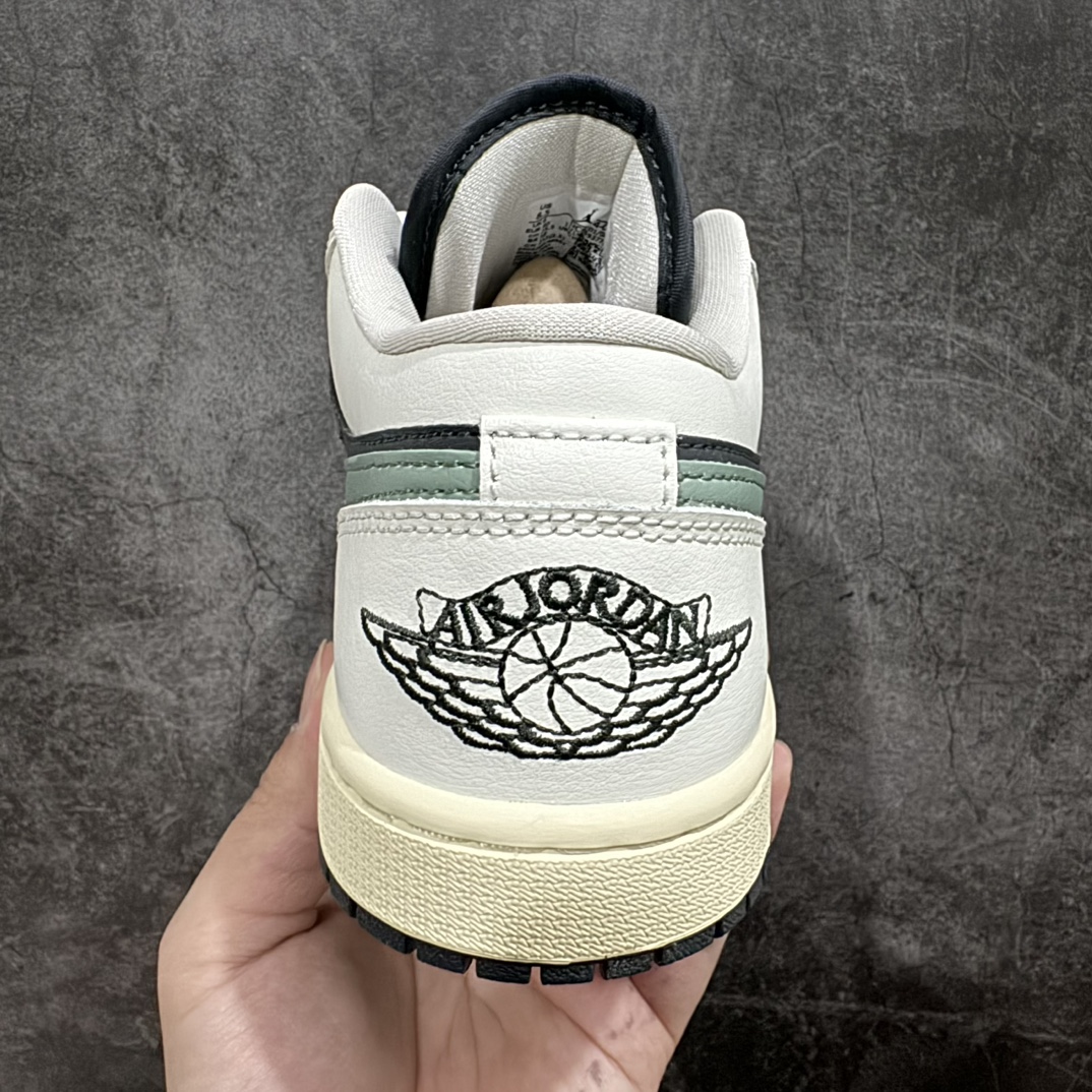 图片[4]-【DT纯原】Air Jordan AJ1 Low白黑绿  DC0774-001nn市面中低帮最具代表性版本没有之一 口碑大厂出品 品控大底版型不断改良更新 全套原纸板楦头开发 确保原汁原味 完美呈现版型 完美零毛边处理 原厂内置全掌气垫 价格定位良心 平台专用代工流水线出品 一眼公司既视感 拿到手的一瞬间就与众不同 碾压市面所有版本 全部原鞋开发 每一个配色都会采购原鞋确认细节 打破市面看图做货无好货之说  尺码：35.5-46 编码：DT270280-鞋库