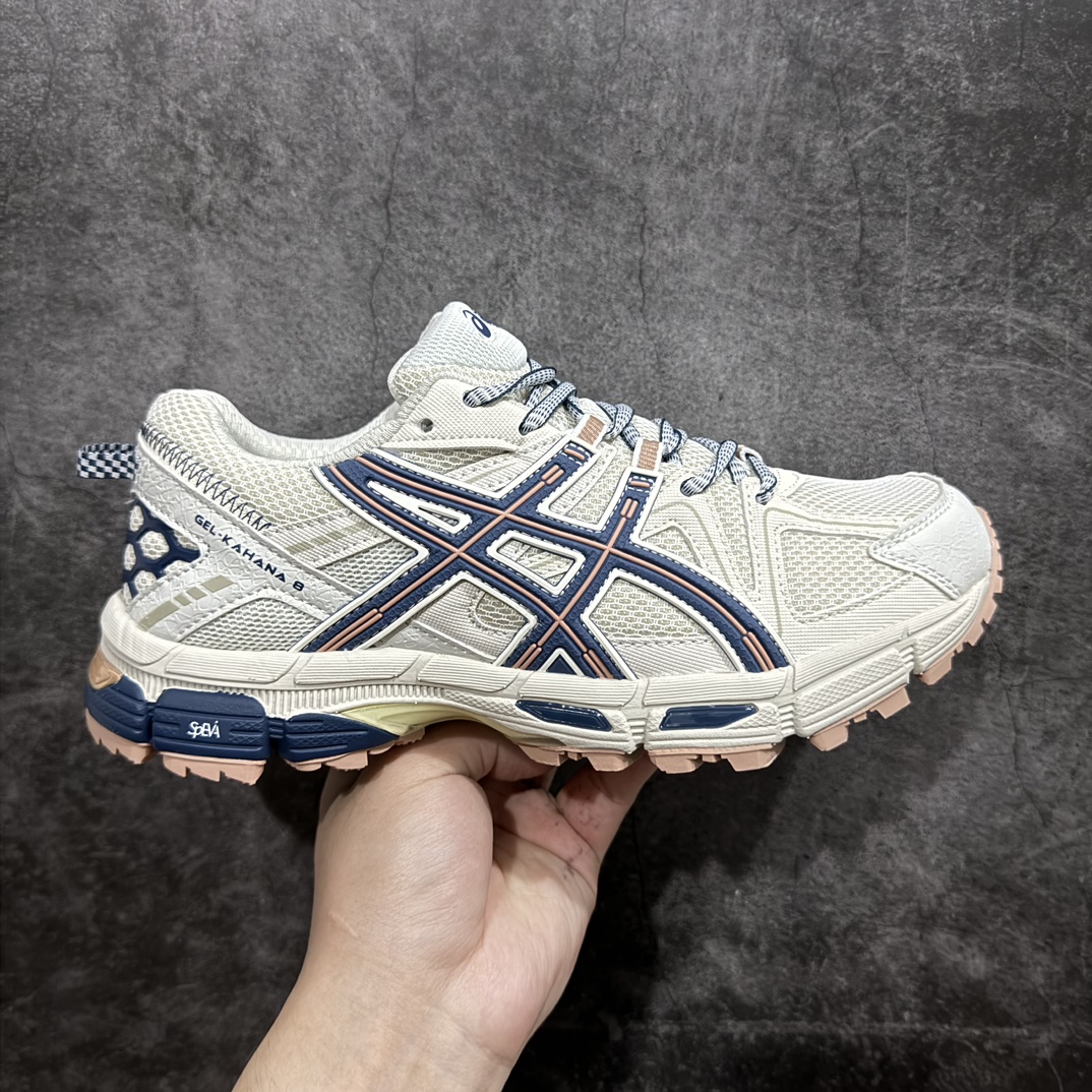 【公司级】ASICS 亚瑟士 GEL-KAHANA 8 男女鞋越野跑步鞋抓地稳定运动鞋缓震耐磨跑鞋码数36-45（带半码）nGEL-KAHANA系列为实用级越野跑鞋，融合机能和户外潮流强势回归，核心科技GEL内置于后跟，配合SPEVA弹性中底，减轻落地时地面对脚部的冲击力。中底内侧DYNAMIC DUOMAX 双密度防倾斜装置和中足补强结构，以及后跟几何形状构造，多方面支撑保护。AHAR耐磨橡胶大底，配合沟槽纹路设计，增强抓地力。n鞋底材质: 橡胶n封口类型: 系带式n靴筒高度: Low-Top 英寸n面料类型: 合成材料/网面鞋n后足GEL缓冲系统：减轻冲击时的冲击，实现平稳过渡。 编码：HH220240n-鞋库