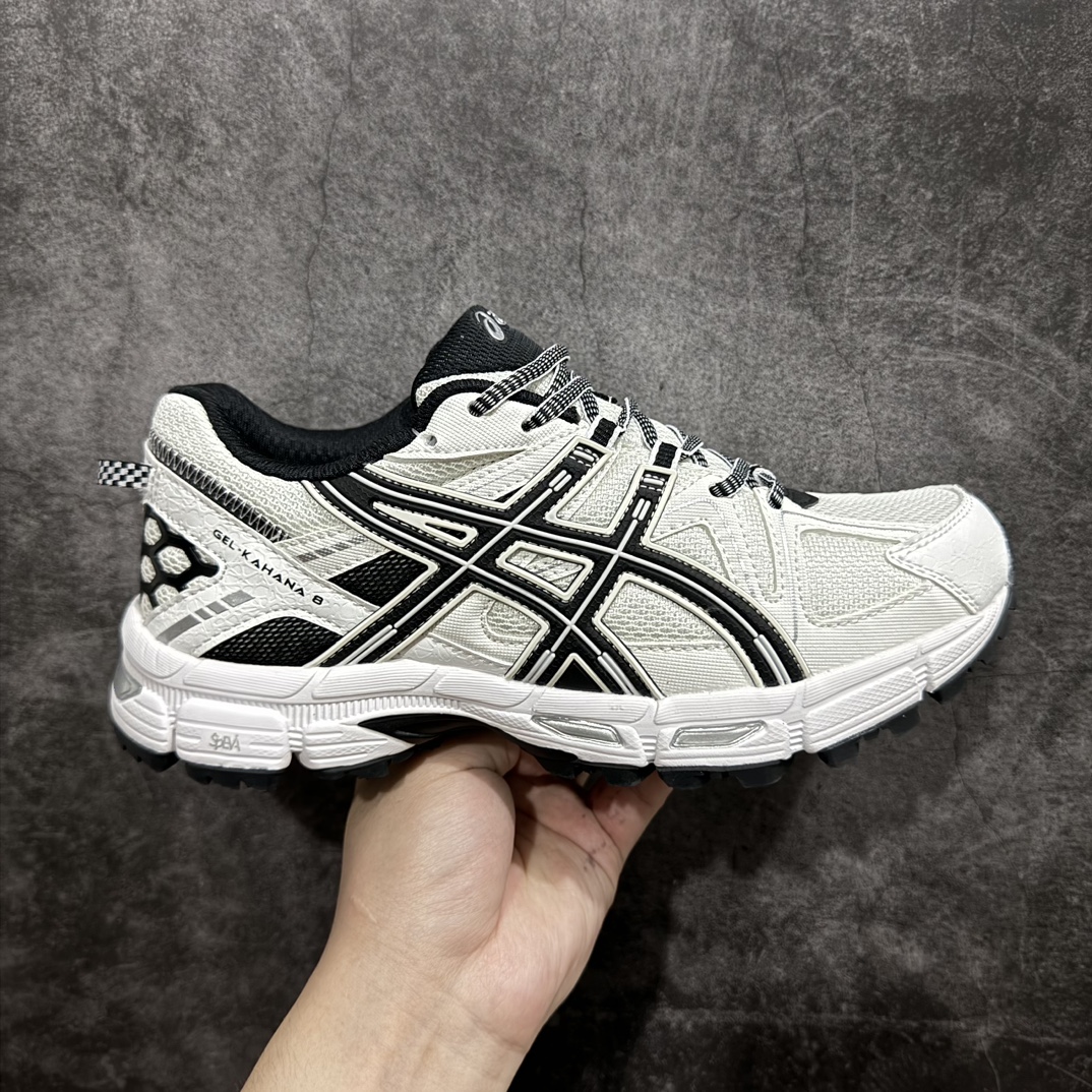 【公司级】ASICS 亚瑟士 GEL-KAHANA 8 男女鞋越野跑步鞋抓地稳定运动鞋缓震耐磨跑鞋码数36-45（带半码）nGEL-KAHANA系列为实用级越野跑鞋，融合机能和户外潮流强势回归，核心科技GEL内置于后跟，配合SPEVA弹性中底，减轻落地时地面对脚部的冲击力。中底内侧DYNAMIC DUOMAX 双密度防倾斜装置和中足补强结构，以及后跟几何形状构造，多方面支撑保护。AHAR耐磨橡胶大底，配合沟槽纹路设计，增强抓地力。n鞋底材质: 橡胶n封口类型: 系带式n靴筒高度: Low-Top 英寸n面料类型: 合成材料/网面鞋n后足GEL缓冲系统：减轻冲击时的冲击，实现平稳过渡。 编码：HH220240n-莆田鞋批发中心