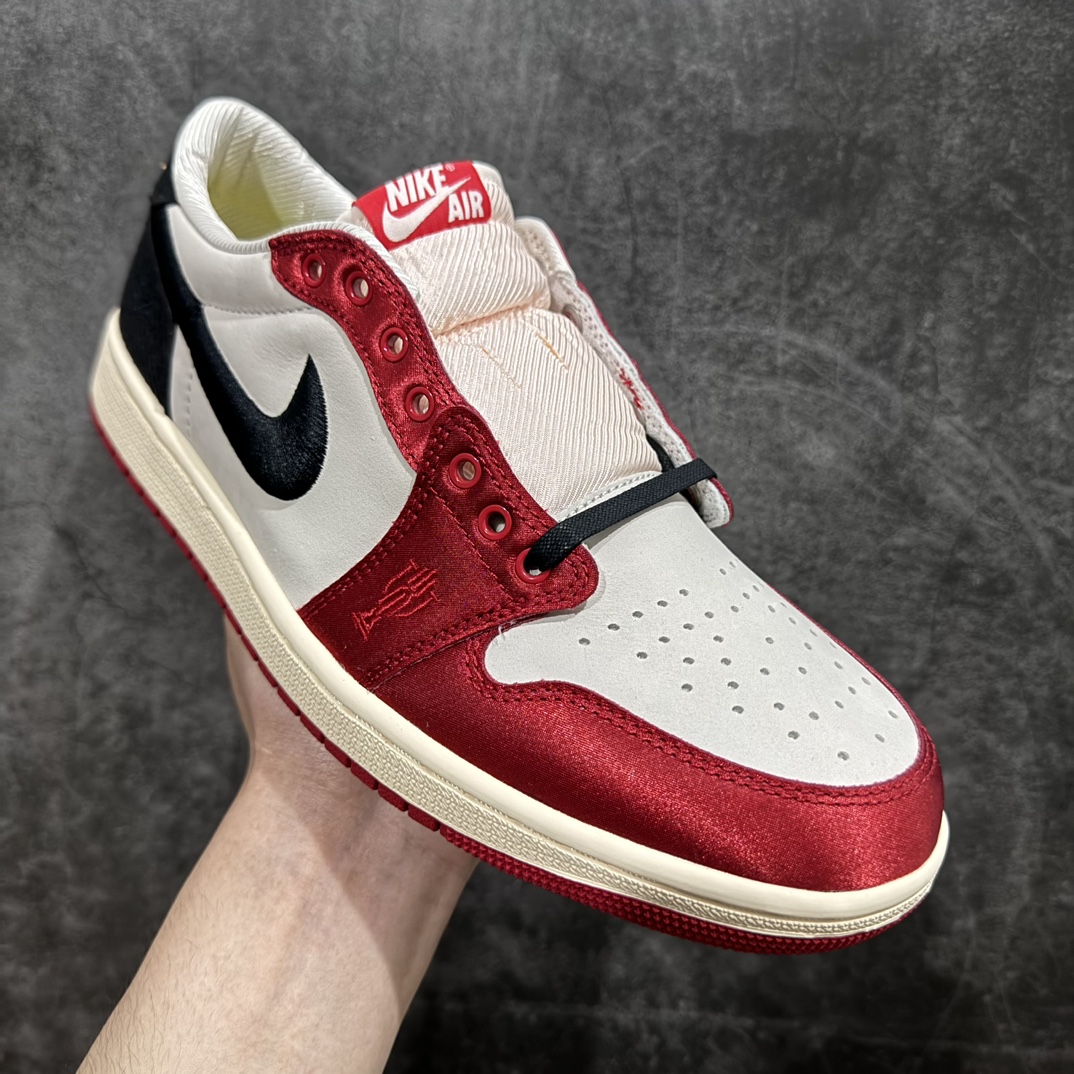 图片[3]-【H12版本】Trophy Room x Jordan 1 Low OG \”Away\” 黑红 裸鞋圈硬通货 第一批已作原鞋销售 批发都得1xxx起步 所有材料均同步原厂采购 鞋身材料采用原厂丝绸面料材质 市面皮料质感达不到公司货效果 原厂后跟定型效果 原厂金属飞翼Logo效果完美  原厂织唛标 原档案大底 原厂鞋盒包装档案 全网唯一私模 最大尺码达到48.5码 首批配合可大几率过验 无需拼图货号：FN0432-100  尺码 40 40.5 41 42 42.5 43 44 44.5 45 46 47.5 48.5（45-48.5 一周出） 编码：Z630650-鞋库