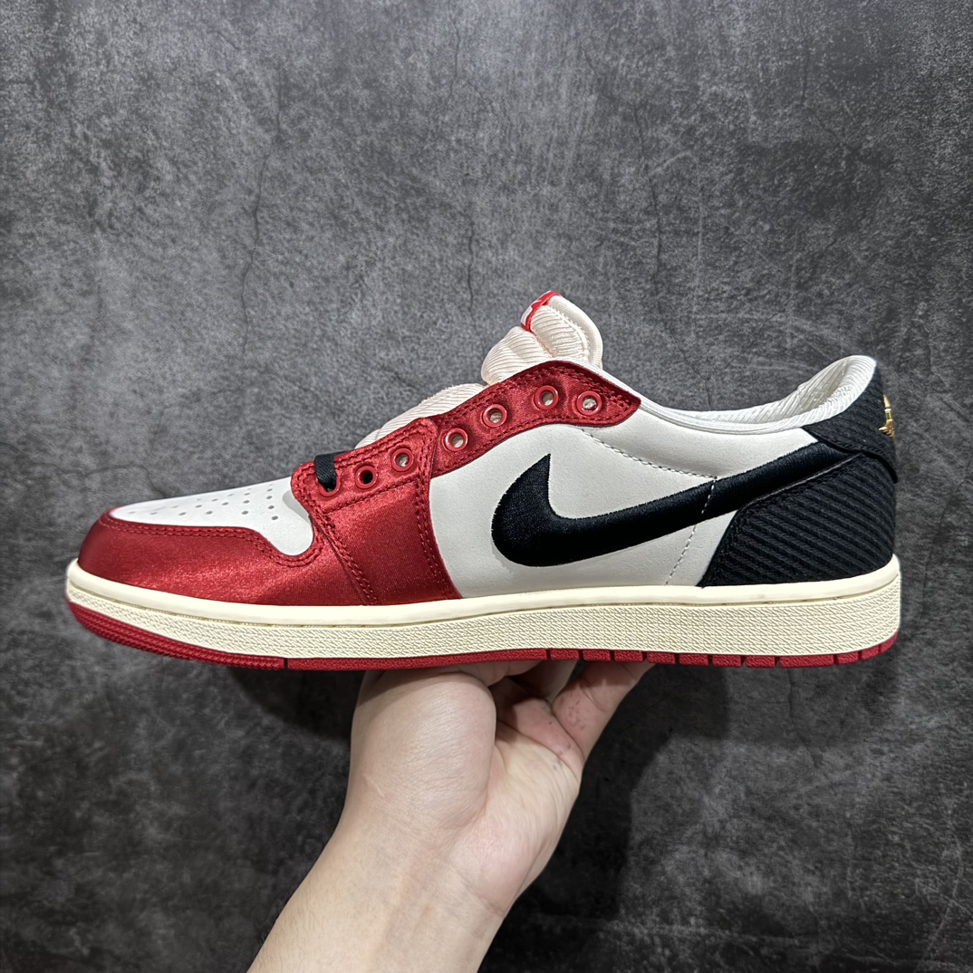 图片[2]-【H12版本】Trophy Room x Jordan 1 Low OG \”Away\” 黑红 裸鞋圈硬通货 第一批已作原鞋销售 批发都得1xxx起步 所有材料均同步原厂采购 鞋身材料采用原厂丝绸面料材质 市面皮料质感达不到公司货效果 原厂后跟定型效果 原厂金属飞翼Logo效果完美  原厂织唛标 原档案大底 原厂鞋盒包装档案 全网唯一私模 最大尺码达到48.5码 首批配合可大几率过验 无需拼图货号：FN0432-100  尺码 40 40.5 41 42 42.5 43 44 44.5 45 46 47.5 48.5（45-48.5 一周出） 编码：Z630650-鞋库