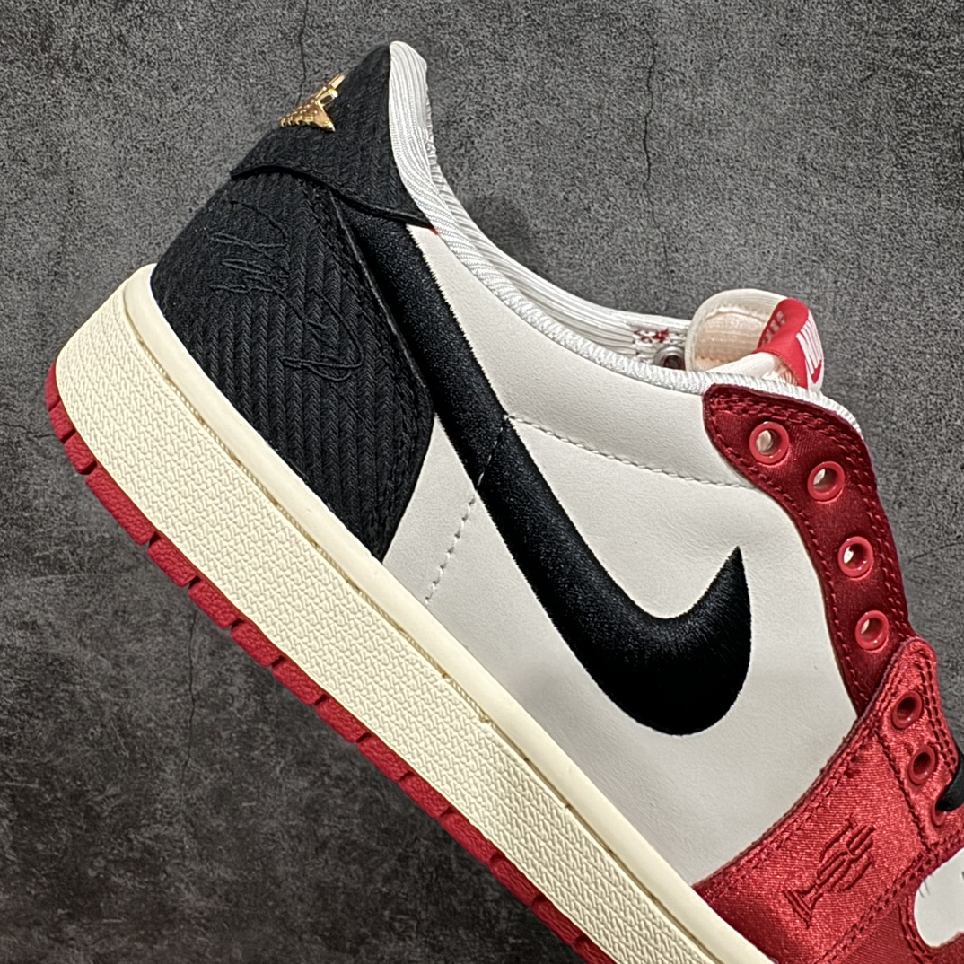 图片[7]-【H12版本】Trophy Room x Jordan 1 Low OG \”Away\” 黑红 裸鞋圈硬通货 第一批已作原鞋销售 批发都得1xxx起步 所有材料均同步原厂采购 鞋身材料采用原厂丝绸面料材质 市面皮料质感达不到公司货效果 原厂后跟定型效果 原厂金属飞翼Logo效果完美  原厂织唛标 原档案大底 原厂鞋盒包装档案 全网唯一私模 最大尺码达到48.5码 首批配合可大几率过验 无需拼图货号：FN0432-100  尺码 40 40.5 41 42 42.5 43 44 44.5 45 46 47.5 48.5（45-48.5 一周出） 编码：Z630650-鞋库