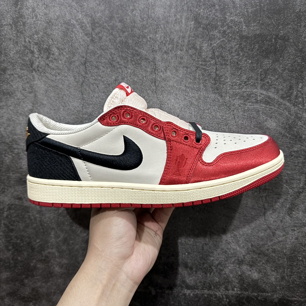 【H12版本】Trophy Room x Jordan 1 Low OG \”Away\” 黑红 裸鞋圈硬通货 第一批已作原鞋销售 批发都得1xxx起步 所有材料均同步原厂采购 鞋身材料采用原厂丝绸面料材质 市面皮料质感达不到公司货效果 原厂后跟定型效果 原厂金属飞翼Logo效果完美  原厂织唛标 原档案大底 原厂鞋盒包装档案 全网唯一私模 最大尺码达到48.5码 首批配合可大几率过验 无需拼图货号：FN0432-100  尺码 40 40.5 41 42 42.5 43 44 44.5 45 46 47.5 48.5（45-48.5 一周出） 编码：Z630650-鞋库