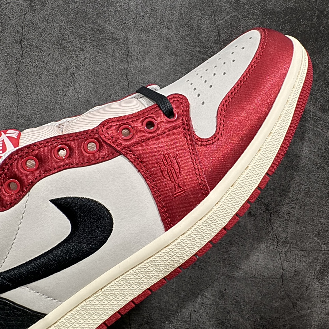 图片[6]-【H12版本】Trophy Room x Jordan 1 Low OG \”Away\” 黑红 裸鞋圈硬通货 第一批已作原鞋销售 批发都得1xxx起步 所有材料均同步原厂采购 鞋身材料采用原厂丝绸面料材质 市面皮料质感达不到公司货效果 原厂后跟定型效果 原厂金属飞翼Logo效果完美  原厂织唛标 原档案大底 原厂鞋盒包装档案 全网唯一私模 最大尺码达到48.5码 首批配合可大几率过验 无需拼图货号：FN0432-100  尺码 40 40.5 41 42 42.5 43 44 44.5 45 46 47.5 48.5（45-48.5 一周出） 编码：Z630650-鞋库