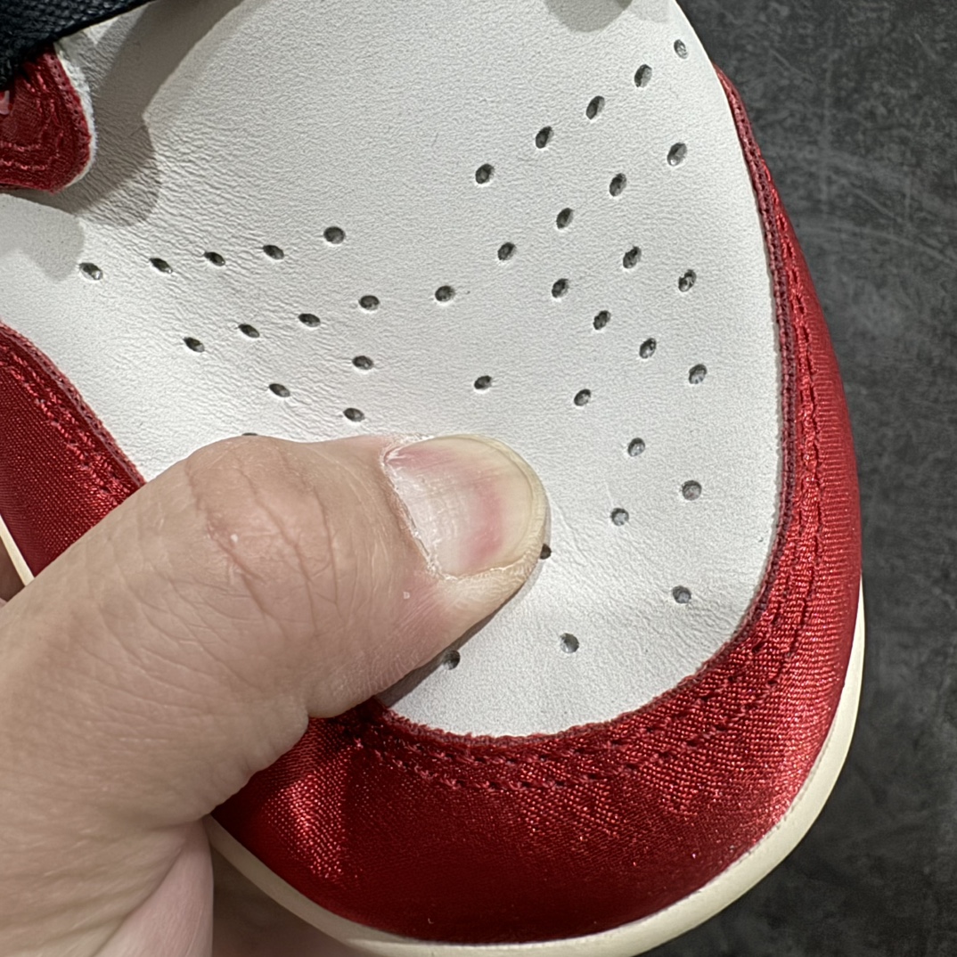 图片[6]-【H12版本】Trophy Room x Jordan 1 Low OG \”Away\” 黑红 裸鞋圈硬通货 第一批已作原鞋销售 批发都得1xxx起步 所有材料均同步原厂采购 鞋身材料采用原厂丝绸面料材质 市面皮料质感达不到公司货效果 原厂后跟定型效果 原厂金属飞翼Logo效果完美  原厂织唛标 原档案大底 原厂鞋盒包装档案 全网唯一私模 最大尺码达到48.5码 首批配合可大几率过验 无需拼图货号：FN0432-100  尺码 40 40.5 41 42 42.5 43 44 44.5 45 46 47.5 48.5（45-48.5 一周出） 编码：Z630650-鞋库