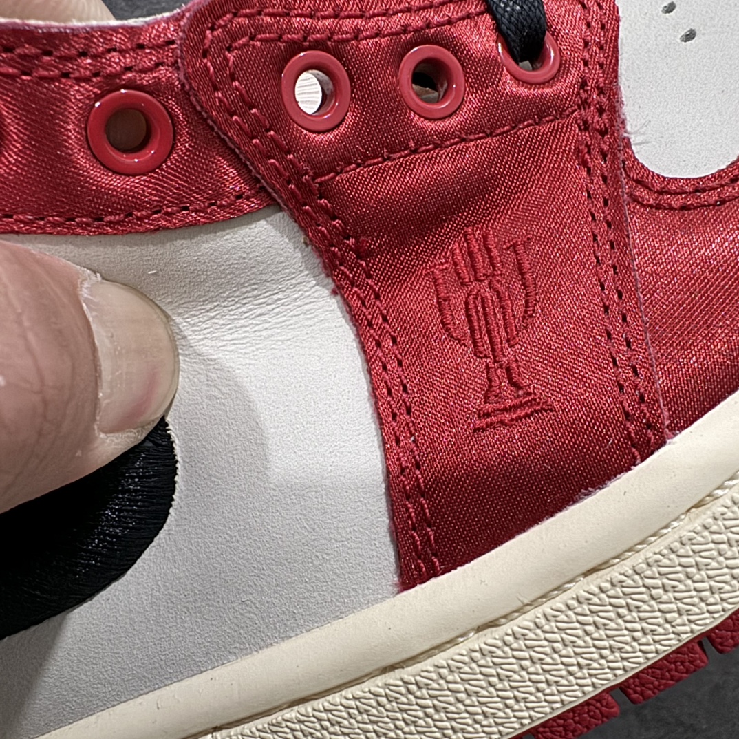 图片[5]-【H12版本】Trophy Room x Jordan 1 Low OG \”Away\” 黑红 裸鞋圈硬通货 第一批已作原鞋销售 批发都得1xxx起步 所有材料均同步原厂采购 鞋身材料采用原厂丝绸面料材质 市面皮料质感达不到公司货效果 原厂后跟定型效果 原厂金属飞翼Logo效果完美  原厂织唛标 原档案大底 原厂鞋盒包装档案 全网唯一私模 最大尺码达到48.5码 首批配合可大几率过验 无需拼图货号：FN0432-100  尺码 40 40.5 41 42 42.5 43 44 44.5 45 46 47.5 48.5（45-48.5 一周出） 编码：Z630650-鞋库