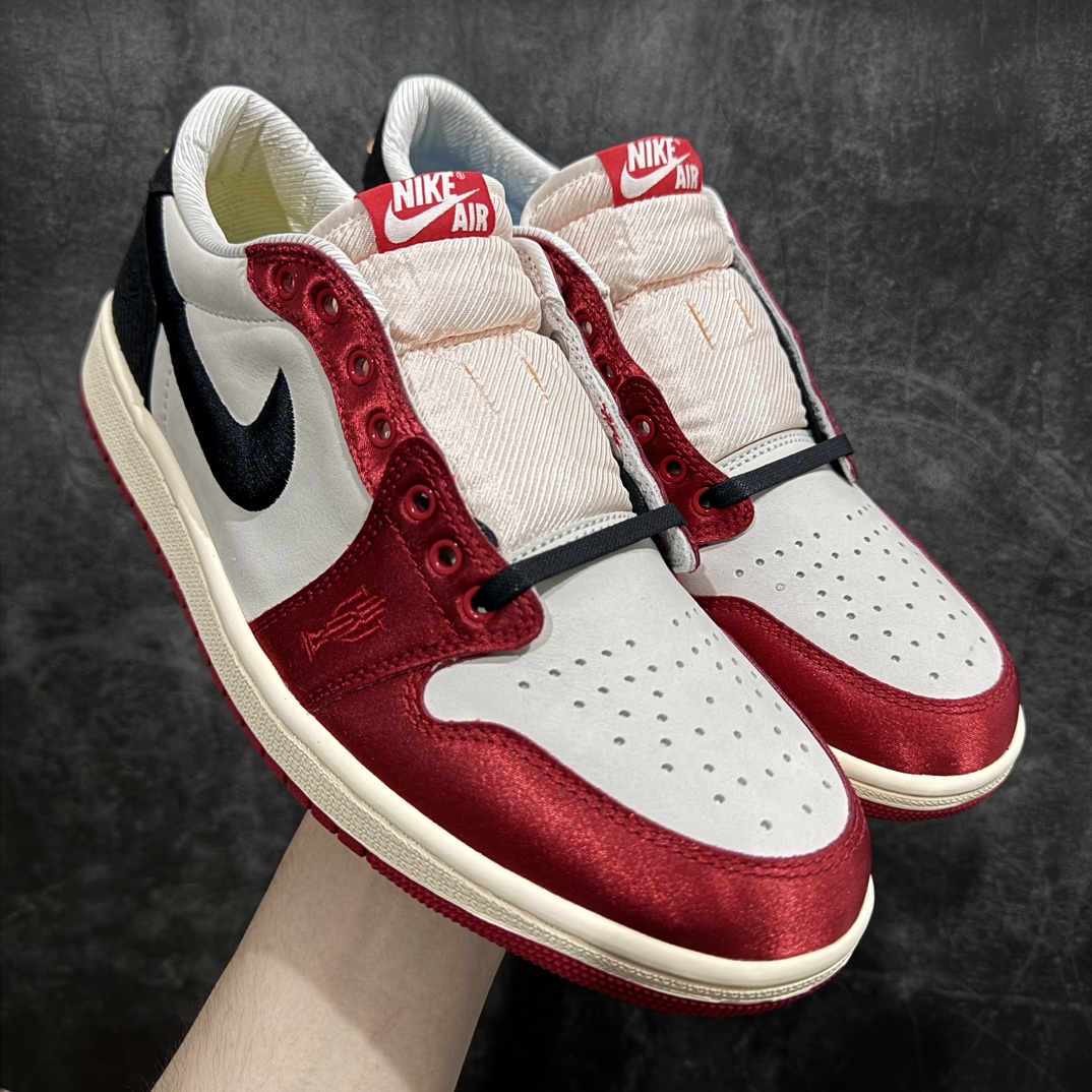 【H12版本】Trophy Room x Jordan 1 Low OG \”Away\” 黑红 裸鞋圈硬通货 第一批已作原鞋销售 批发都得1xxx起步 所有材料均同步原厂采购 鞋身材料采用原厂丝绸面料材质 市面皮料质感达不到公司货效果 原厂后跟定型效果 原厂金属飞翼Logo效果完美  原厂织唛标 原档案大底 原厂鞋盒包装档案 全网唯一私模 最大尺码达到48.5码 首批配合可大几率过验 无需拼图货号：FN0432-100  尺码 40 40.5 41 42 42.5 43 44 44.5 45 46 47.5 48.5（45-48.5 一周出） 编码：Z630650-鞋库