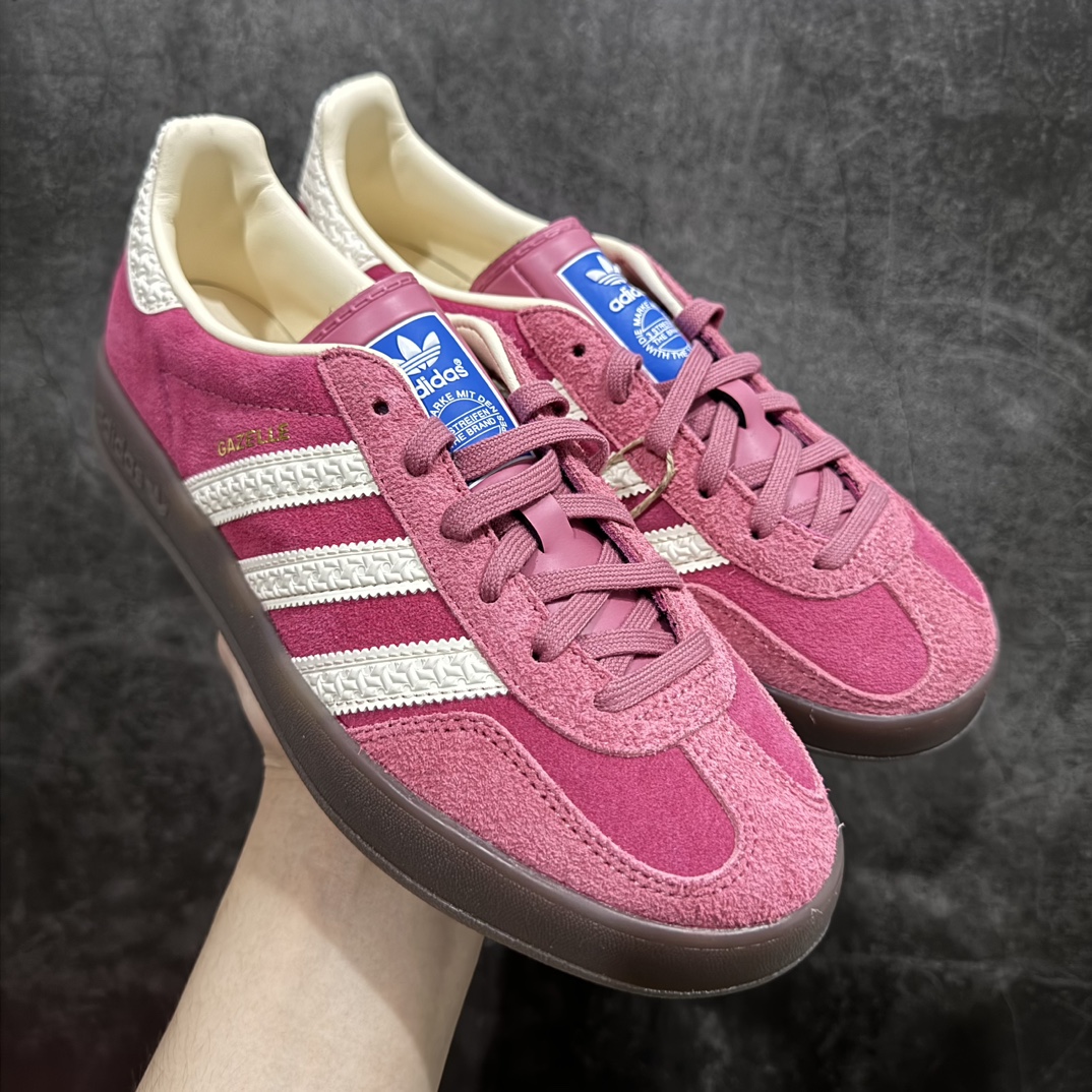 【渠道版】Adidas Originals Gazelle Indoor  防滑低帮T头德训鞋 GZ复古系列 白粉红 草莓熊 IF1809n渠道版外贸纯原品质出货💪🏻n正确猪八材料 毛绒感质感都特别强 非普通版本n市场最高版本完美还原zp细节，注意区别市场任何版本，完全不是一路货色‼️n全鞋原材料打造，无任何色差，正确鞋型，后跟港宝材料定型，正确微透生胶大底，反口内里头层细腻小牛皮，纸板中底 鞋垫背胶，侧面正确烫金压印字母，所有细节完美还原‼️ 尺码：35 36 36.5 37 38 38.5 39 40 40.5 41 42 42.5 43 44 44.5 45 编码：T1260280-鞋库