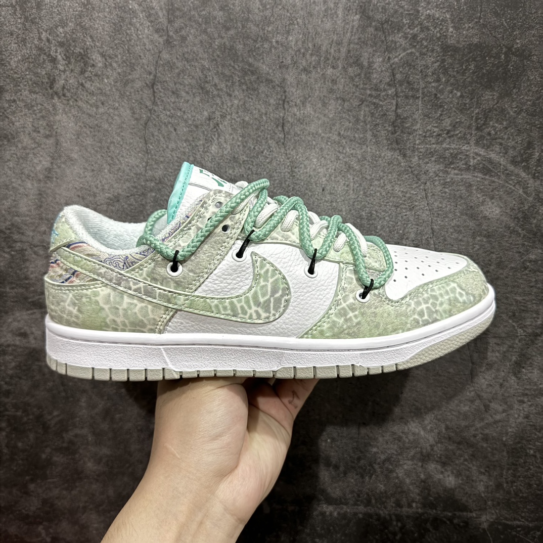 【定制版】创意定制配色,2024中国CNY龙年新鞋！耐克Nike SB Dunk Low Retro Lot\”Year of the Dragon\”扣篮系列低帮休闲运动滑板板鞋“白青三太子敖丙绑绳”SJ2068-229nn男女鞋真标半码制n全新2021版更新数据窄楦翘头版型n采用软质荔枝纹牛剖革鞋面材质n大厂水平严控清洁度#缜密拉帮中底布n鞋垫嵌EVA缓震物料及背胶#全新窄版翘头耐磨橡胶大底 尺码：36 36.5 37.5 38 38.5 39 40 40.5 41 42 42.5 43 44 44.5 45 编码：HXS340360-鞋库