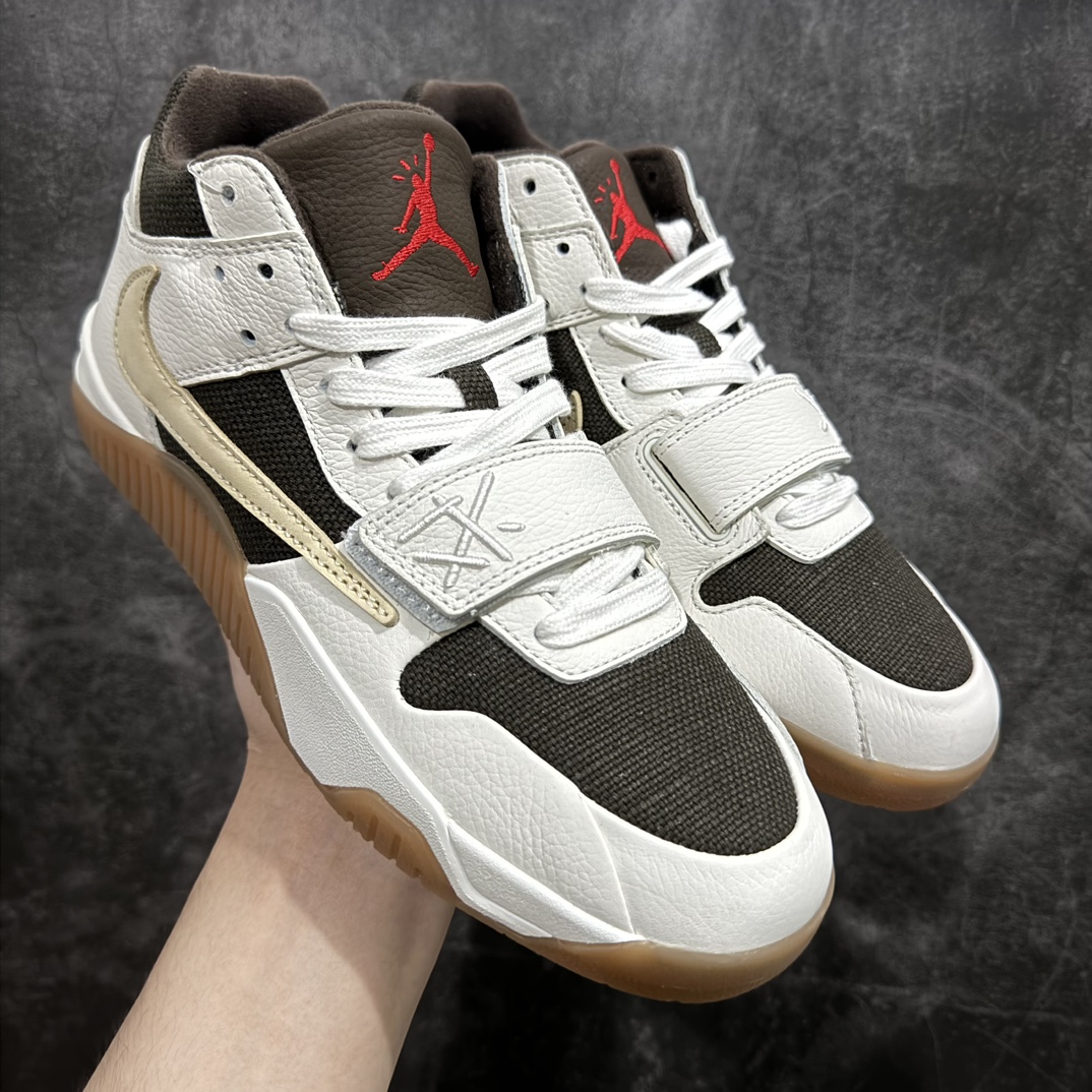 【渠道L版】Travis Scott x Jordan AJ Cut The Check TS倒钩联名魔术贴篮球鞋 FZ8117-100n注意原盒盒子损坏扣15 配套布袋报货需备注加30原厂全套原楦原纸板冲刀磨具开发 原厂皮料加持 原厂港宝加持定型后跟R度完美 同源原厂电绣 鬼脸飞翼针数密度立体效果一致 百分百一致原鞋 原厂拉帮工艺 针距密度一致 后跟弧度收口自然不对折 极致一眼正品既视感 进口玻璃冲刀皮料裁剪零毛边 全鞋电脑针车工艺 品控清洁度最高QC检验标准 免检产品 原厂订购鞋盒、布袋、鞋标、防尘纸、鞋撑、鞋带 追求极致的原厂味道 配色方面采用白色为基础 搭配棕色框架呈现 完美还原了初代倒钩的配色设计 细节方面 标志性的反钩Swoosh采用米色点缀 鞋面还带有特殊的魔术贴细节 此外在鞋舌、后跟部分均带有Cactus Jack厂牌Logo 彰显鞋款特殊身份 SIZE：36 36.5 37.5 38 38.5 39 40 40.5 41 42 42.5 43 44 44.5 45 46 47.5 编码：JJ440460-鞋库