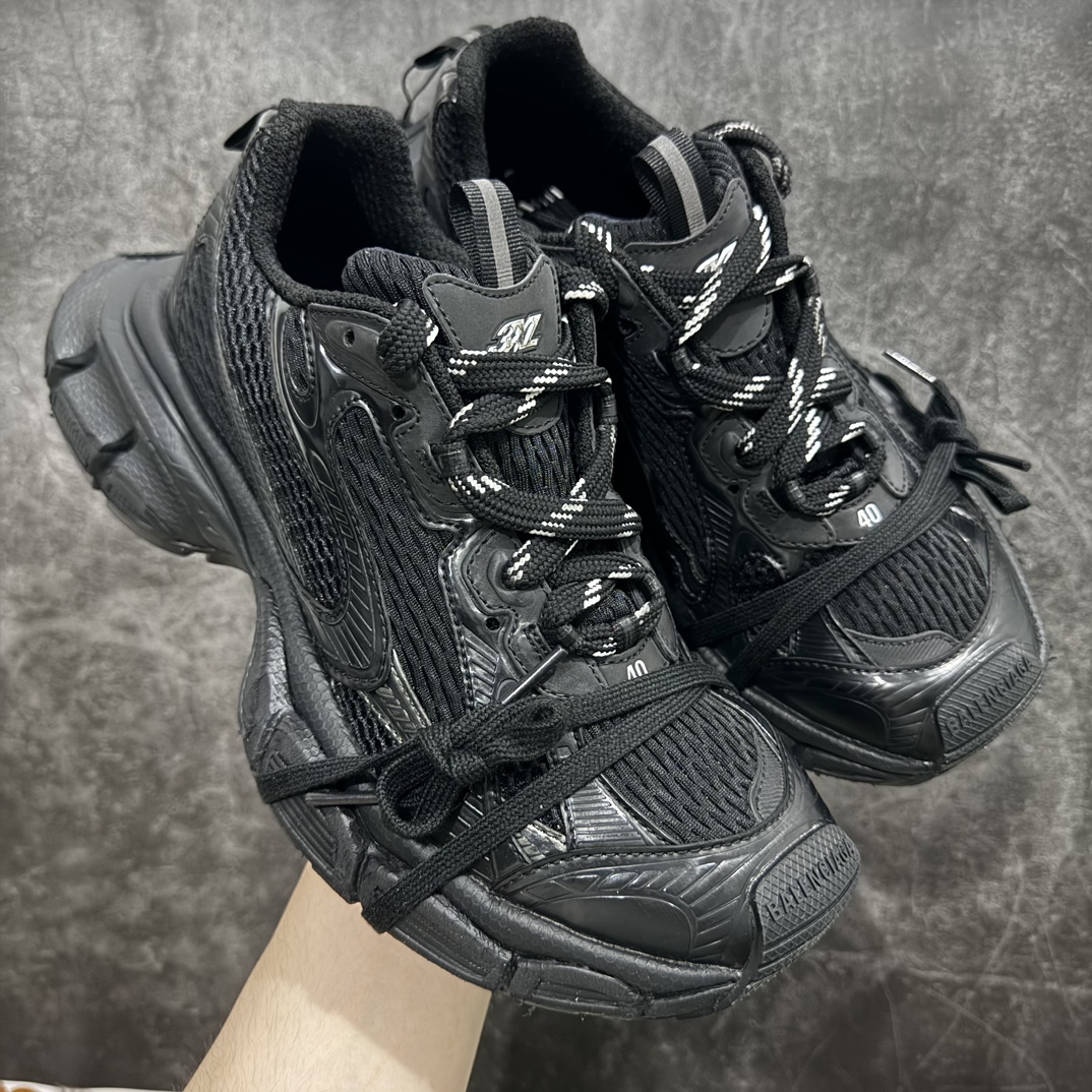 【总裁版】BALENCIAGA 3XL Sneakers 巴黎世家十代网布系带低帮走秀复古老爹鞋 纯黑 全套原纸板楦头开发 最原汁原味的灵魂版型全鞋荧光划线卡点 胶水把控整洁度追求极致完美每一双都是工艺品 多重QC质检 超越公司货的品控标准实实在在的免检产品 原盒原配 正确字体电绣 粗细、位置、大小正确 侧边TPU 透气孔匹配意产原版 正确分离大底 TPU软底 原版一致大底LOGO 立体感十足 原厂皮料水洗做旧 采购原厂网纱 不含皮革 网布材料和聚氨酯 磨损效果 鞋头边缘和后帮 Balenciaga 徽标 鞋面和后跟凸印尺码 鞋舌 3XL 橡胶品牌标识和反光细节 正常尺码  尺码：35-46 编码：NM500530-鞋库