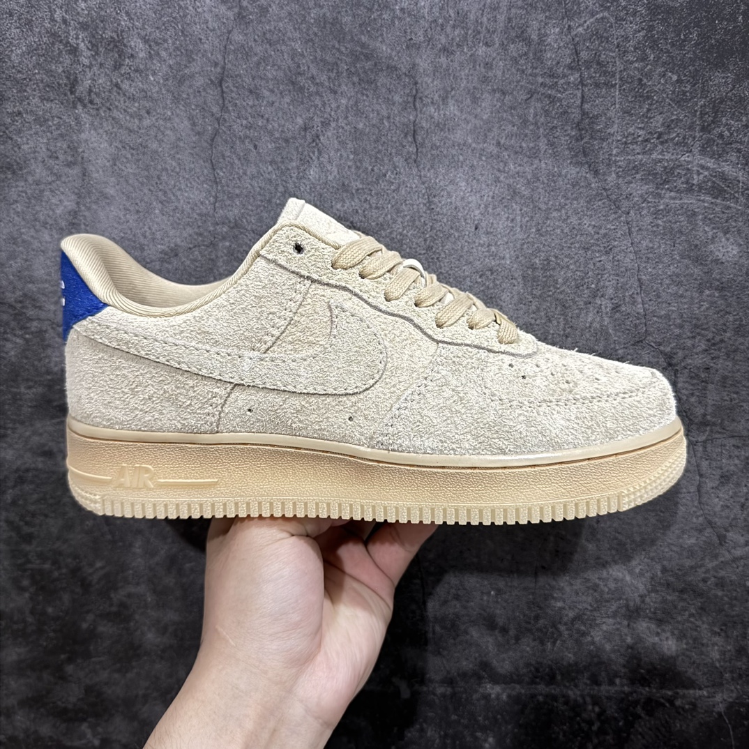 【纯原HY】浅色小麦配色，耐克Nike Air Force 1\’07 Low\”Grain Deep Royal Blue Polar\”空军一号经典低帮百搭休闲运动板鞋“麂皮小麦米色皇家蓝尾”FN7202-224nn升级HY版n男女鞋真标半码制n升级原楦原纸版数据开发版型n采用固色翻毛皮鞋面材质n内置全掌Air Sole气垫#外置全新开发隔色耐磨橡胶大底nn近日，一款质感满满的女神鞋款官图发布，那就是Nike Air Force 1 Low WMNS “Grain”！这款鞋子整体呈现浅色小麦既视感，相对于传统小麦色AF1，这款鞋子更适合夏日穿搭，米黄色长绒的鞋面材质也提升了整体质感。 尺码：36 36.5 37.5 38 38.5 39 40 40.5 41 42 42.5 43 44 44.5 45 编码：LF270280-鞋库