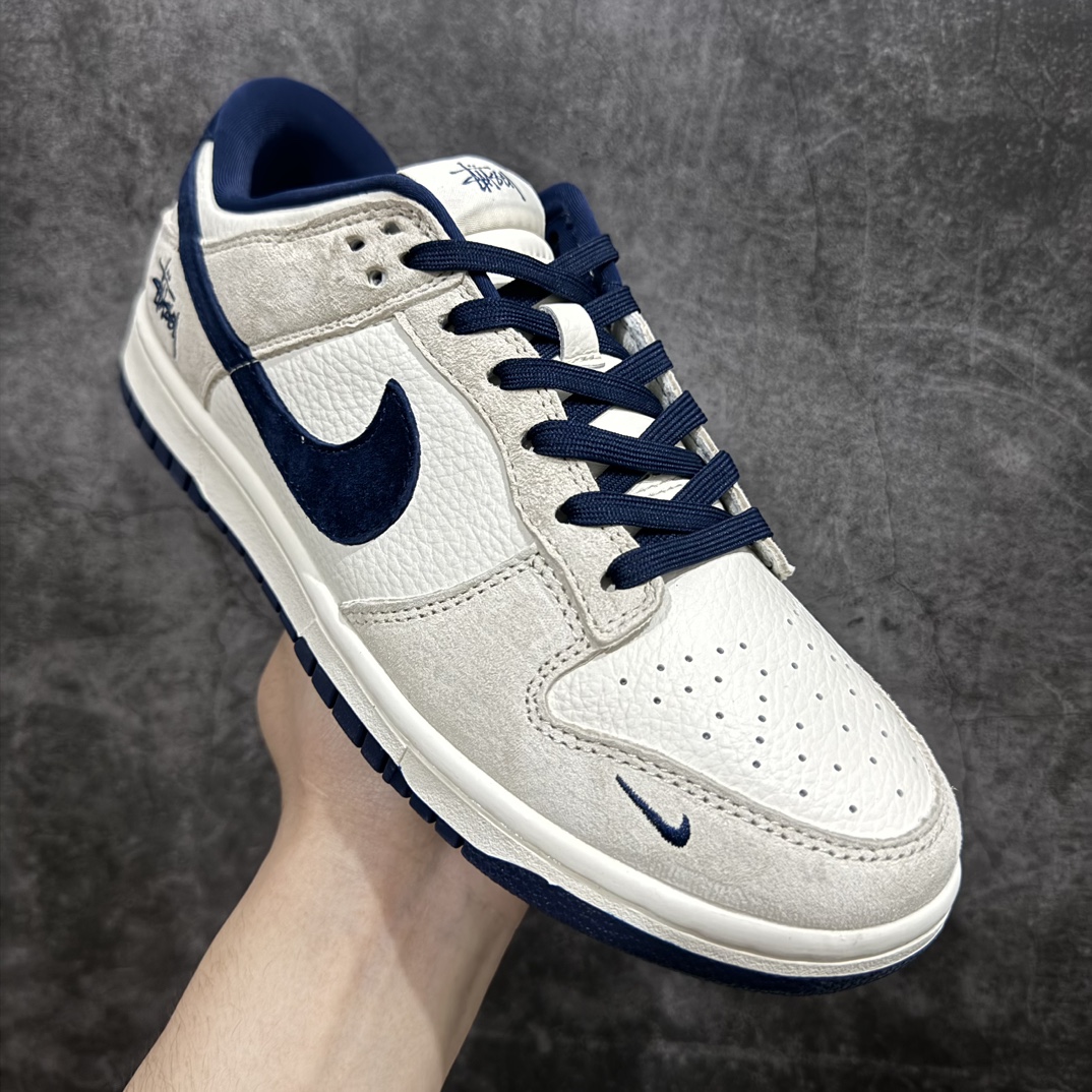 图片[3]-【定制版】Stussy x Nk SB Dunk Low 斯图西联名-米蓝猪八 周年高端定制 低帮休闲板鞋 DQ1098-339n#Stussy是源于美国的潮流品牌，音译为斯图西，融入当季流行元素，展示出原汁原味的美式街头风格，称得上是美国大学生中最受欢迎的潮牌。头层牛皮与进口猪八革的第一次搭配，上等的面料加上工匠级的缝纫，设计风格比较街头嘻哈（附带斯图西S钛合金挂饰一枚） 尺码：36 36.5 37.5 38 38.5 39 40 40.5 41 42 42.5 43 44 44.5 45  编码：HXS340360-鞋库