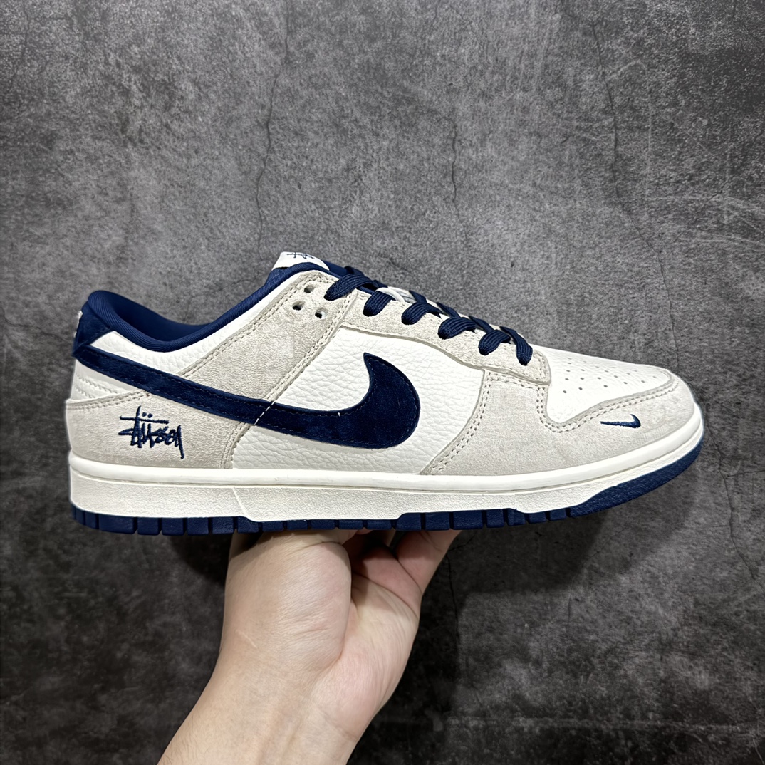 【定制版】Stussy x Nk SB Dunk Low 斯图西联名-米蓝猪八 周年高端定制 低帮休闲板鞋 DQ1098-339n#Stussy是源于美国的潮流品牌，音译为斯图西，融入当季流行元素，展示出原汁原味的美式街头风格，称得上是美国大学生中最受欢迎的潮牌。头层牛皮与进口猪八革的第一次搭配，上等的面料加上工匠级的缝纫，设计风格比较街头嘻哈（附带斯图西S钛合金挂饰一枚） 尺码：36 36.5 37.5 38 38.5 39 40 40.5 41 42 42.5 43 44 44.5 45  编码：HXS340360-鞋库