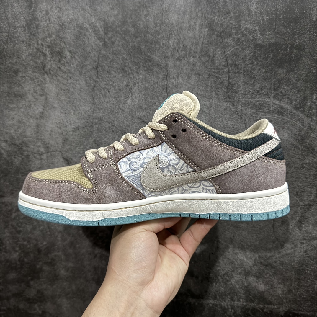 图片[2]-【Top纯原】NK SB Dunk Low \”Big Money Savings\” 棕灰 货号：FZ3129-200n该鞋款整体以大地色为主色调，鞋面采用帆布、麂皮、织物等多种材质拼接打造，营造出\”What The\”氛围。质感方面绝对没得说！鞋身中部采用银色呈现，并带有特殊的花卉纹路细节，营造出奢华的氛围。Swoosh似乎也采用了\”裂纹\”工艺打造。鞋带部分采用了特殊的麻质编织工艺设计，为鞋款带来一丝粗犷的感觉，鞋舌标签部分则以蒂芙尼蓝色点缀。鞋舌内侧还带有特殊的促销购物小票，上面印有\”BIG MONEY SAVINGS\”（大减价）等字样，与鞋款主题相呼应。nSIZE：36 36.5 37.5 38 38.5 39 40 40.5 41 42 42.5 43 44 44.5 45 46 47.5 编码：X10370400-鞋库