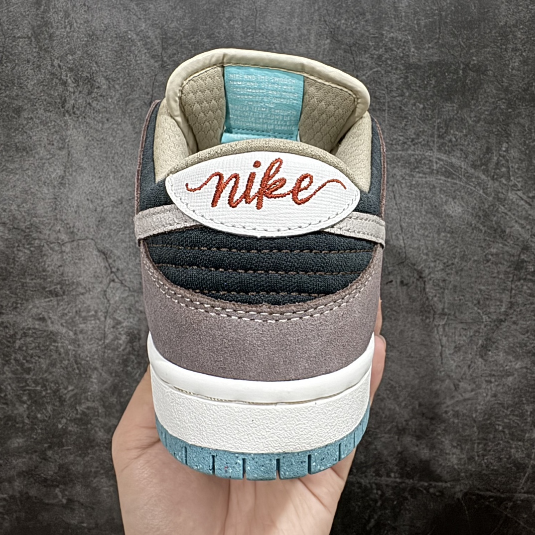 图片[4]-【Top纯原】NK SB Dunk Low \”Big Money Savings\” 棕灰 货号：FZ3129-200n该鞋款整体以大地色为主色调，鞋面采用帆布、麂皮、织物等多种材质拼接打造，营造出\”What The\”氛围。质感方面绝对没得说！鞋身中部采用银色呈现，并带有特殊的花卉纹路细节，营造出奢华的氛围。Swoosh似乎也采用了\”裂纹\”工艺打造。鞋带部分采用了特殊的麻质编织工艺设计，为鞋款带来一丝粗犷的感觉，鞋舌标签部分则以蒂芙尼蓝色点缀。鞋舌内侧还带有特殊的促销购物小票，上面印有\”BIG MONEY SAVINGS\”（大减价）等字样，与鞋款主题相呼应。nSIZE：36 36.5 37.5 38 38.5 39 40 40.5 41 42 42.5 43 44 44.5 45 46 47.5 编码：X10370400-鞋库