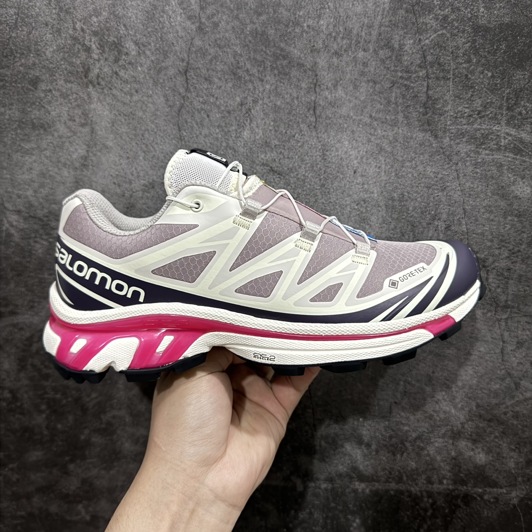 【绿X版】Kith x Salomon XT-6 Gore-Tex防水款n萨洛蒙复古潮流户外机能登山跑鞋 粉紫色n纯原外贸平台特供订单耗时半年巨作 全套原纸板楦头开发原厂特供网布配套加持 确保原汁原味n完美呈现版型 原档数据独家私模五层组合大底男女鞋同步官方开发至46.5原装Ortholite轻量化鞋垫 中底布带钢印编号原厂TPU锁扣 进口港宝加持后跟自然饱满 还原公司包裹性鞋面以“锯齿”状的包裹系统呈现在基色底之下加入了各种色点缀将公司的最新技术和时尚前卫的造型融入耐用的长跑款式中鞋面由 TPU 薄膜制成 并焊接在高耐磨网眼上 使其既时尚又坚固 由 ACS底盘支撑 可增强稳定性和支撑力 以及由橡胶凸耳 Contragrip外底覆盖的 EVA 缓冲中底 旨在应对崎岖的地形 鞋舌上的彩色Salomon 标签、Quicklace 系统以及鞋头、鞋舌和鞋跟上的附加品牌使细节更加完美 让穿着者可以轻松驾驭户外与通勤下的任何运动生活场景 无缝鞋身户外随意纵横 颜值与脚感兼备 出街通勤 绝对非常吸睛 你值得拥有 尺码：36 36.5 37.5 38 38.5 39 40 40.5 41 42 42.5 43 44 44.5 45 46 46.5 编码：SLM380400-鞋库