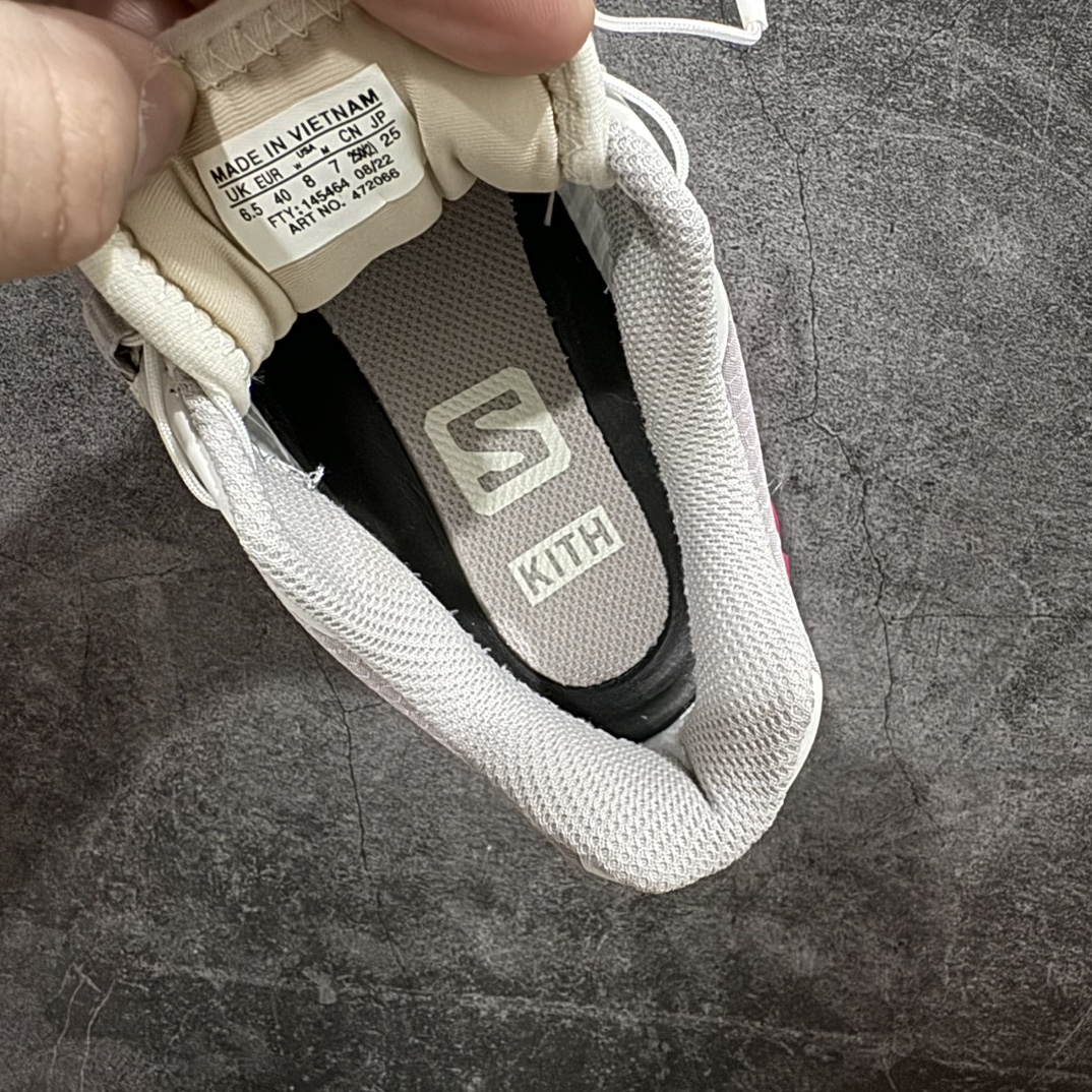 图片[6]-【绿X版】Kith x Salomon XT-6 Gore-Tex防水款n萨洛蒙复古潮流户外机能登山跑鞋 粉紫色n纯原外贸平台特供订单耗时半年巨作 全套原纸板楦头开发原厂特供网布配套加持 确保原汁原味n完美呈现版型 原档数据独家私模五层组合大底男女鞋同步官方开发至46.5原装Ortholite轻量化鞋垫 中底布带钢印编号原厂TPU锁扣 进口港宝加持后跟自然饱满 还原公司包裹性鞋面以“锯齿”状的包裹系统呈现在基色底之下加入了各种色点缀将公司的最新技术和时尚前卫的造型融入耐用的长跑款式中鞋面由 TPU 薄膜制成 并焊接在高耐磨网眼上 使其既时尚又坚固 由 ACS底盘支撑 可增强稳定性和支撑力 以及由橡胶凸耳 Contragrip外底覆盖的 EVA 缓冲中底 旨在应对崎岖的地形 鞋舌上的彩色Salomon 标签、Quicklace 系统以及鞋头、鞋舌和鞋跟上的附加品牌使细节更加完美 让穿着者可以轻松驾驭户外与通勤下的任何运动生活场景 无缝鞋身户外随意纵横 颜值与脚感兼备 出街通勤 绝对非常吸睛 你值得拥有 尺码：36 36.5 37.5 38 38.5 39 40 40.5 41 42 42.5 43 44 44.5 45 46 46.5 编码：SLM380400-莆田鞋批发中心