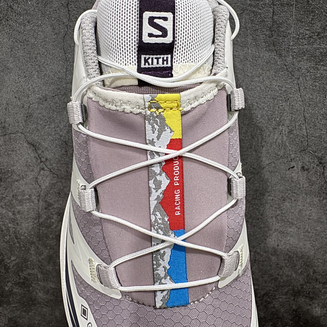 图片[5]-【绿X版】Kith x Salomon XT-6 Gore-Tex防水款n萨洛蒙复古潮流户外机能登山跑鞋 粉紫色n纯原外贸平台特供订单耗时半年巨作 全套原纸板楦头开发原厂特供网布配套加持 确保原汁原味n完美呈现版型 原档数据独家私模五层组合大底男女鞋同步官方开发至46.5原装Ortholite轻量化鞋垫 中底布带钢印编号原厂TPU锁扣 进口港宝加持后跟自然饱满 还原公司包裹性鞋面以“锯齿”状的包裹系统呈现在基色底之下加入了各种色点缀将公司的最新技术和时尚前卫的造型融入耐用的长跑款式中鞋面由 TPU 薄膜制成 并焊接在高耐磨网眼上 使其既时尚又坚固 由 ACS底盘支撑 可增强稳定性和支撑力 以及由橡胶凸耳 Contragrip外底覆盖的 EVA 缓冲中底 旨在应对崎岖的地形 鞋舌上的彩色Salomon 标签、Quicklace 系统以及鞋头、鞋舌和鞋跟上的附加品牌使细节更加完美 让穿着者可以轻松驾驭户外与通勤下的任何运动生活场景 无缝鞋身户外随意纵横 颜值与脚感兼备 出街通勤 绝对非常吸睛 你值得拥有 尺码：36 36.5 37.5 38 38.5 39 40 40.5 41 42 42.5 43 44 44.5 45 46 46.5 编码：SLM380400-鞋库