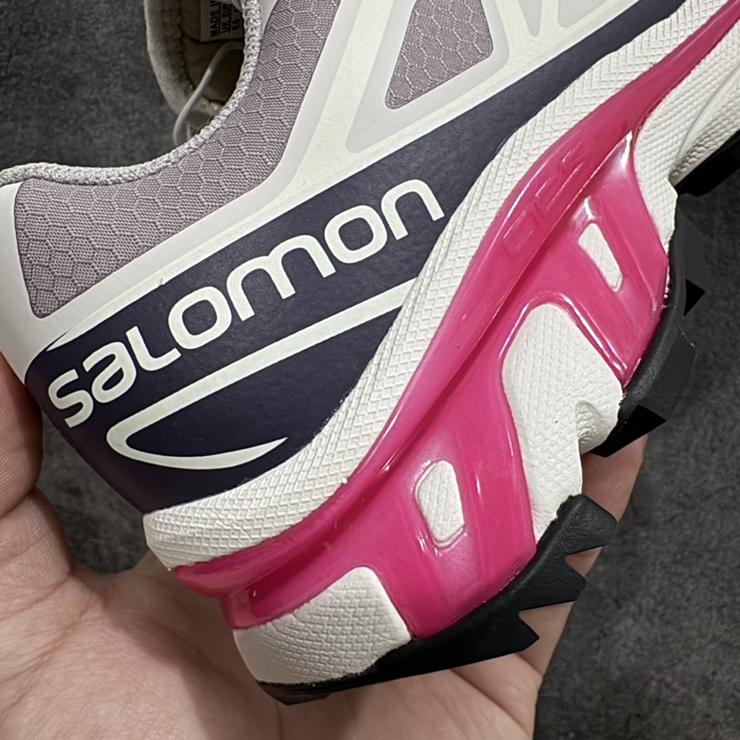 图片[2]-【绿X版】Kith x Salomon XT-6 Gore-Tex防水款n萨洛蒙复古潮流户外机能登山跑鞋 粉紫色n纯原外贸平台特供订单耗时半年巨作 全套原纸板楦头开发原厂特供网布配套加持 确保原汁原味n完美呈现版型 原档数据独家私模五层组合大底男女鞋同步官方开发至46.5原装Ortholite轻量化鞋垫 中底布带钢印编号原厂TPU锁扣 进口港宝加持后跟自然饱满 还原公司包裹性鞋面以“锯齿”状的包裹系统呈现在基色底之下加入了各种色点缀将公司的最新技术和时尚前卫的造型融入耐用的长跑款式中鞋面由 TPU 薄膜制成 并焊接在高耐磨网眼上 使其既时尚又坚固 由 ACS底盘支撑 可增强稳定性和支撑力 以及由橡胶凸耳 Contragrip外底覆盖的 EVA 缓冲中底 旨在应对崎岖的地形 鞋舌上的彩色Salomon 标签、Quicklace 系统以及鞋头、鞋舌和鞋跟上的附加品牌使细节更加完美 让穿着者可以轻松驾驭户外与通勤下的任何运动生活场景 无缝鞋身户外随意纵横 颜值与脚感兼备 出街通勤 绝对非常吸睛 你值得拥有 尺码：36 36.5 37.5 38 38.5 39 40 40.5 41 42 42.5 43 44 44.5 45 46 46.5 编码：SLM380400-莆田鞋批发中心