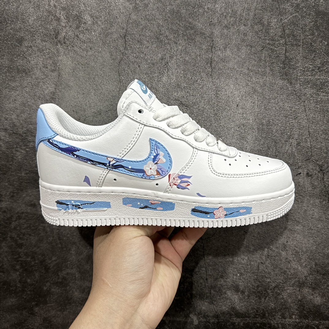 【公司级_国风定制✨Nk Air Force 1\’07 Low 🌸 “寻春樱花”🌸空军一号低帮休闲板鞋n 货号：DD8959-100n白色皮面搭配蓝色 图案选用春季樱花 诗云：“小园新种红樱树，闲绕花枝便当游。” 尺码：36 36.5 37.5 38 38.5 39 40 40.5 41 42 42.5 43 44 44.5 45 编码：HXS290300-鞋库