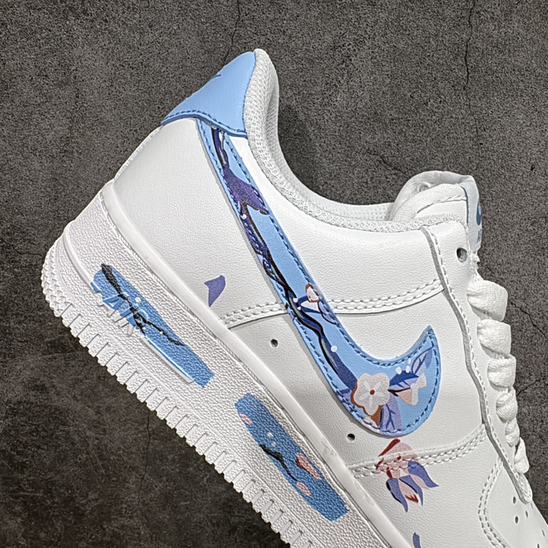 图片[7]-【公司级_国风定制✨Nk Air Force 1\’07 Low 🌸 “寻春樱花”🌸空军一号低帮休闲板鞋n 货号：DD8959-100n白色皮面搭配蓝色 图案选用春季樱花 诗云：“小园新种红樱树，闲绕花枝便当游。” 尺码：36 36.5 37.5 38 38.5 39 40 40.5 41 42 42.5 43 44 44.5 45 编码：HXS290300-鞋库