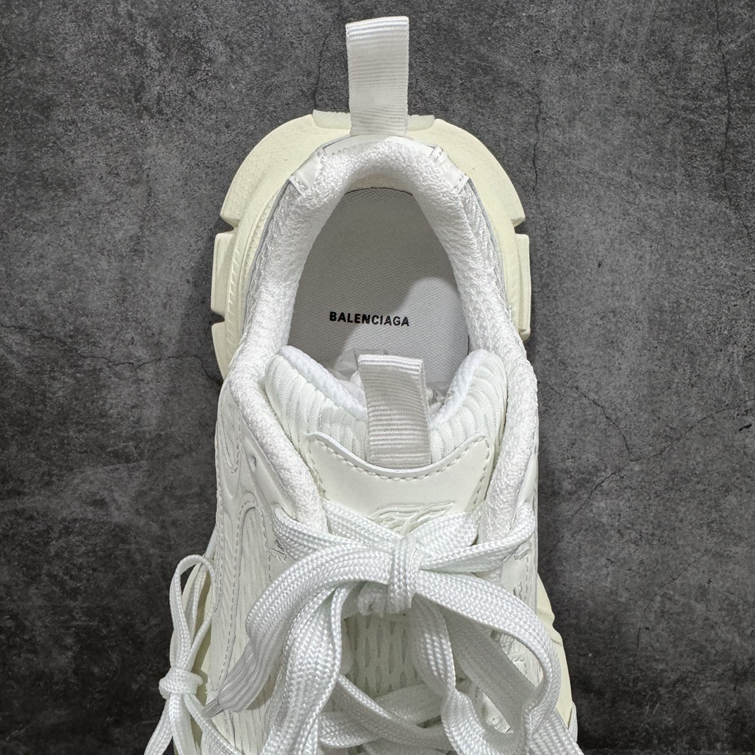 图片[8]-【XA版纯原】BALENCIAGA 3XL Sneakers 巴黎世家十代网布系带低帮走秀复古老爹鞋  白夜光n 全套原纸板楦头开发 最原汁原味的灵魂版型全鞋荧光划线卡点 胶水把控整洁度追求极致完美 每一双都是工艺品 多重QC质检 超越公司货的品控标准 实实在在的免检产品 原盒原配 正确字体电绣 粗细、位置、大小正确 侧边TPU 透气孔匹配意产原版 正确分离大底 TPU软底 原版一致大底LOGO 立体感十足 原厂皮料水洗做旧 采购原厂网纱 不含皮革 网布材料和聚氨酯 磨损效果 鞋头边缘和后帮 Balenciaga 徽标 鞋面和后跟凸印尺码 鞋舌 3XL 橡胶品牌标识和反光细节 鞋帮拉袢和鞋舌拉祥 配反光细节 备用鞋带在鞋履前侧 可在穿着前取下 便于不同造型搭配 正常尺码 尺码：35 36 37 38 39 40 41 42 43 44 45 46 编码：DF390410-鞋库