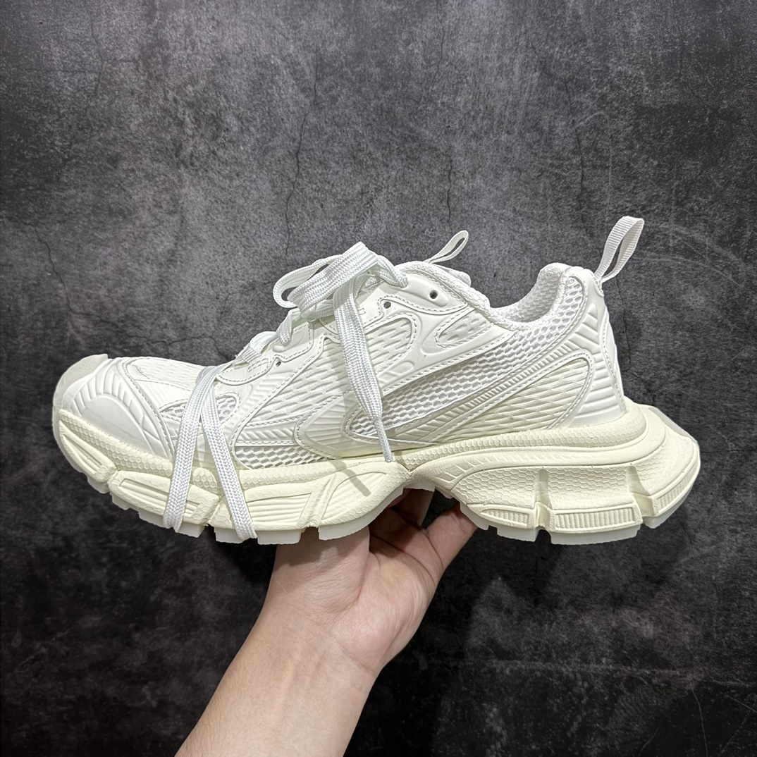 图片[2]-【XA版纯原】BALENCIAGA 3XL Sneakers 巴黎世家十代网布系带低帮走秀复古老爹鞋  白夜光n 全套原纸板楦头开发 最原汁原味的灵魂版型全鞋荧光划线卡点 胶水把控整洁度追求极致完美 每一双都是工艺品 多重QC质检 超越公司货的品控标准 实实在在的免检产品 原盒原配 正确字体电绣 粗细、位置、大小正确 侧边TPU 透气孔匹配意产原版 正确分离大底 TPU软底 原版一致大底LOGO 立体感十足 原厂皮料水洗做旧 采购原厂网纱 不含皮革 网布材料和聚氨酯 磨损效果 鞋头边缘和后帮 Balenciaga 徽标 鞋面和后跟凸印尺码 鞋舌 3XL 橡胶品牌标识和反光细节 鞋帮拉袢和鞋舌拉祥 配反光细节 备用鞋带在鞋履前侧 可在穿着前取下 便于不同造型搭配 正常尺码 尺码：35 36 37 38 39 40 41 42 43 44 45 46 编码：DF390410-鞋库