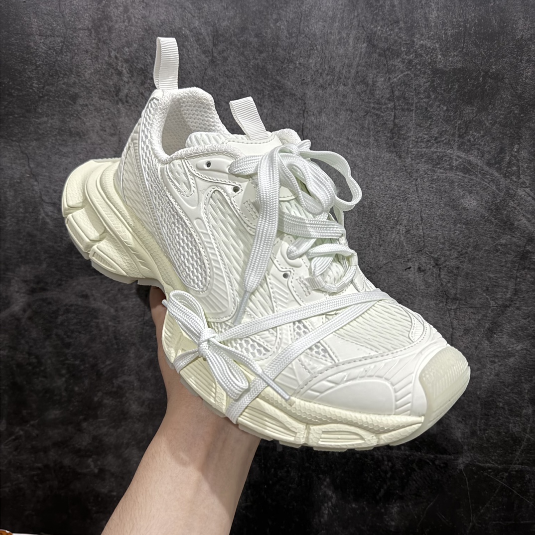 图片[3]-【XA版纯原】BALENCIAGA 3XL Sneakers 巴黎世家十代网布系带低帮走秀复古老爹鞋  白夜光n 全套原纸板楦头开发 最原汁原味的灵魂版型全鞋荧光划线卡点 胶水把控整洁度追求极致完美 每一双都是工艺品 多重QC质检 超越公司货的品控标准 实实在在的免检产品 原盒原配 正确字体电绣 粗细、位置、大小正确 侧边TPU 透气孔匹配意产原版 正确分离大底 TPU软底 原版一致大底LOGO 立体感十足 原厂皮料水洗做旧 采购原厂网纱 不含皮革 网布材料和聚氨酯 磨损效果 鞋头边缘和后帮 Balenciaga 徽标 鞋面和后跟凸印尺码 鞋舌 3XL 橡胶品牌标识和反光细节 鞋帮拉袢和鞋舌拉祥 配反光细节 备用鞋带在鞋履前侧 可在穿着前取下 便于不同造型搭配 正常尺码 尺码：35 36 37 38 39 40 41 42 43 44 45 46 编码：DF390410-鞋库