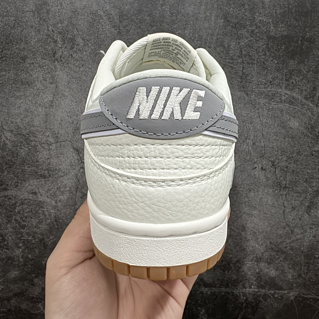 图片[4]-【定制版】Nike SB Dunk Low x Supreme 白灰纯原大厂出品 极力推荐👏原装头层材料 独家版型蒸餾加工帶來的是更好的视觉和脚感体验大厂纯原品质出货 清洁度 电绣工艺 皮料切割干净无任何毛边 细节完美 官方货号：XH0923 338   尺码：36-45（带半码） 编码：HXS320340-鞋库