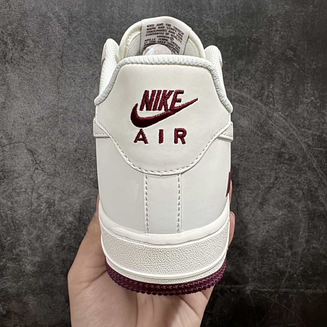 图片[4]-【公司级】Nk Air Force 1\’07 Low \”NIKE\” 三勾系列 白酒红经典 空军一号低帮休闲板鞋 TV2306-258n3M反光 头成皮料 定制鞋盒 原楦原纸板 纯正版型 清洁度完美 内置全掌气垫 尺码：36 36.5 37.5 38 38.5 39 40 40.5 41 42 42.5 43 44 44.5 45  编码：HXS290300-鞋库