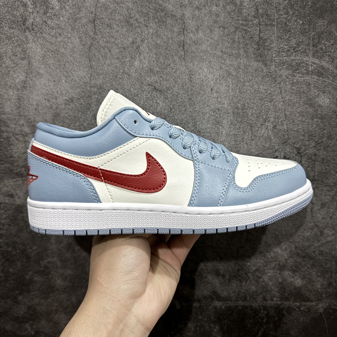 【DT纯原】Air Jordan AJ1 Low 蓝白 DC0774-164n市面中低帮最具代表性版本没有之一 口碑大厂出品 品控大底版型不断改良更新 全套原纸板楦头开发 确保原汁原味 完美呈现版型 完美零毛边处理 原厂内置全掌气垫 价格定位良心 平台专用代工流水线出品 一眼公司既视感 拿到手的一瞬间就与众不同 碾压市面所有版本 全部原鞋开发 每一个配色都会采购原鞋确认细节 打破市面看图做货无好货之说  尺码：40-46 编码：DT270280-鞋库