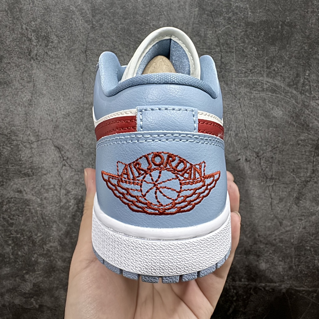 图片[4]-【DT纯原】Air Jordan AJ1 Low 蓝白 DC0774-164n市面中低帮最具代表性版本没有之一 口碑大厂出品 品控大底版型不断改良更新 全套原纸板楦头开发 确保原汁原味 完美呈现版型 完美零毛边处理 原厂内置全掌气垫 价格定位良心 平台专用代工流水线出品 一眼公司既视感 拿到手的一瞬间就与众不同 碾压市面所有版本 全部原鞋开发 每一个配色都会采购原鞋确认细节 打破市面看图做货无好货之说  尺码：40-46 编码：DT270280-鞋库