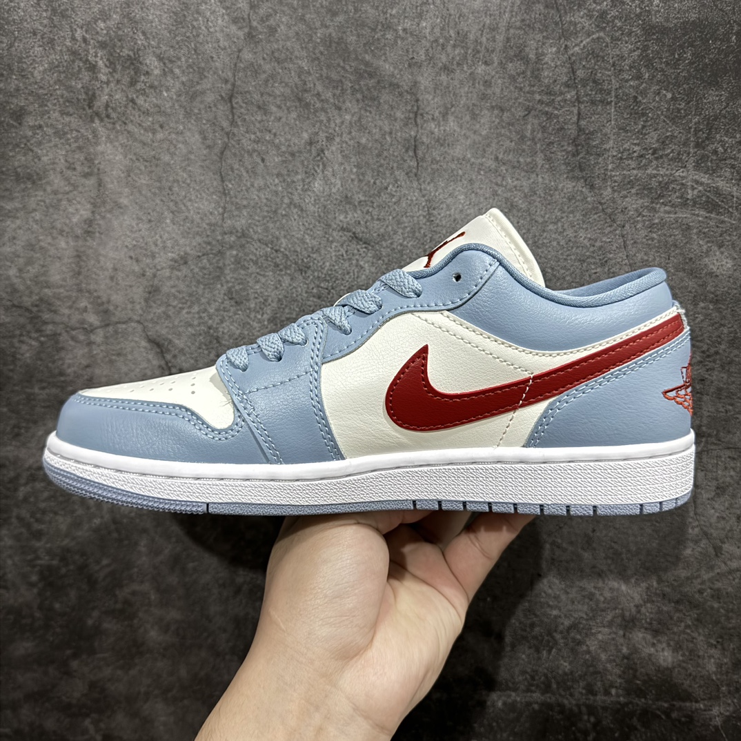 图片[2]-【DT纯原】Air Jordan AJ1 Low 蓝白 DC0774-164n市面中低帮最具代表性版本没有之一 口碑大厂出品 品控大底版型不断改良更新 全套原纸板楦头开发 确保原汁原味 完美呈现版型 完美零毛边处理 原厂内置全掌气垫 价格定位良心 平台专用代工流水线出品 一眼公司既视感 拿到手的一瞬间就与众不同 碾压市面所有版本 全部原鞋开发 每一个配色都会采购原鞋确认细节 打破市面看图做货无好货之说  尺码：40-46 编码：DT270280-鞋库