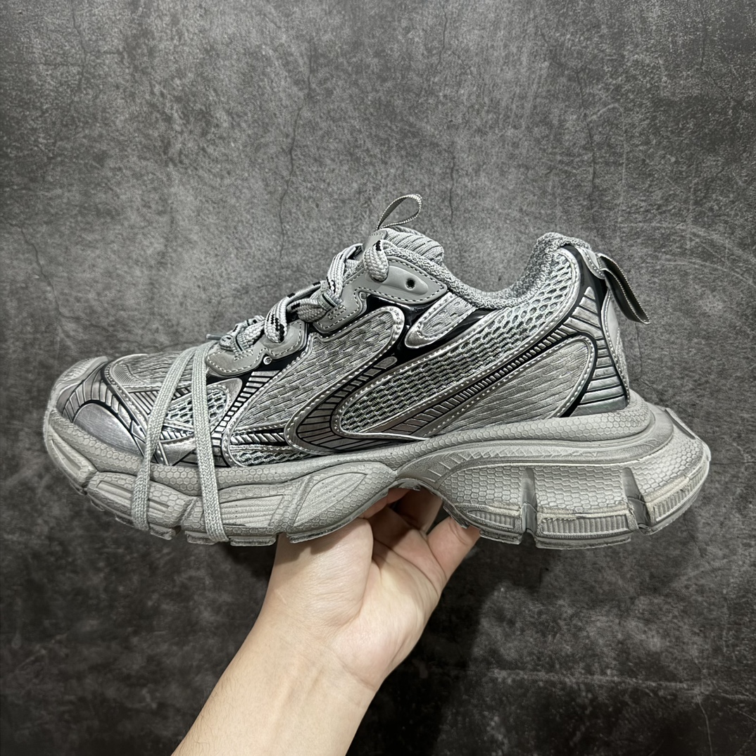 图片[2]-【总裁版】BALENCIAGA 3XL Sneakers 巴黎世家十代网布系带低帮走秀复古老爹鞋 灰色 全套原纸板楦头开发 最原汁原味的灵魂版型全鞋荧光划线卡点 胶水把控整洁度追求极致完美每一双都是工艺品 多重QC质检 超越公司货的品控标准实实在在的免检产品 原盒原配 正确字体电绣 粗细、位置、大小正确 侧边TPU 透气孔匹配意产原版 正确分离大底 TPU软底 原版一致大底LOGO 立体感十足 原厂皮料水洗做旧 采购原厂网纱 不含皮革 网布材料和聚氨酯 磨损效果 鞋头边缘和后帮 Balenciaga 徽标 鞋面和后跟凸印尺码 鞋舌 3XL 橡胶品牌标识和反光细节 正常尺码  尺码：35-46 编码：NM500530-鞋库