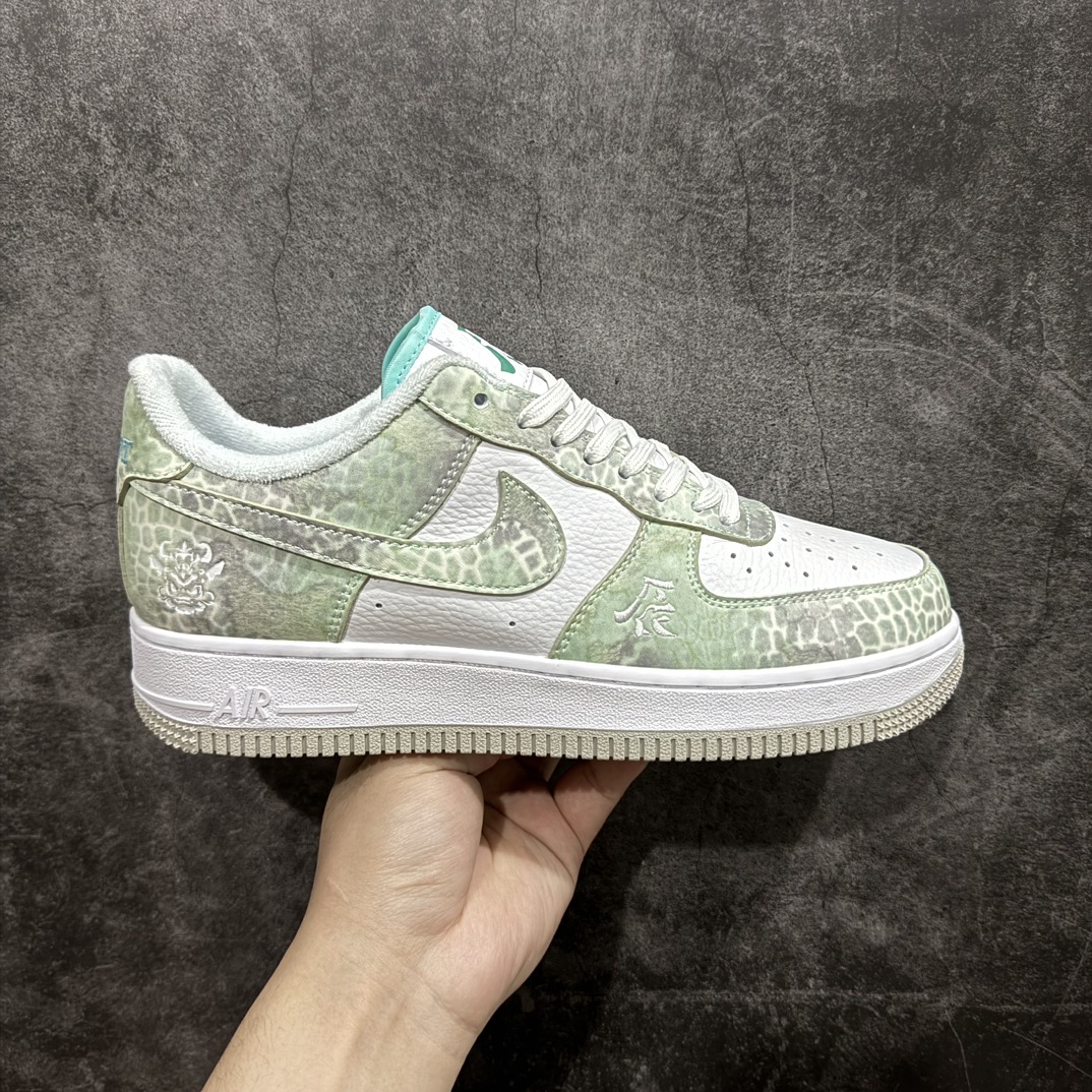 【公司级】创意定制CNY中国龙年配色,联乘意大利奢侈品牌-古驰Gucci x Nike Air Force 1’07 Low\”Year of the Dragon\”空军一号经典低帮百搭休闲运动板鞋“白青龙三太子敖丙”CV1724-109nn男女鞋真标半码制n原楦原纸版开发版型#采用软质印花牛剖革鞋面材质n内置全掌Air Sole气垫 外置防滑耐磨橡胶大底❗ 尺码：36 36.5 37.5 38 38.5 39 40 40.5 41 42 42.5 43 44 44.5 45 编码：HXS310320-鞋库