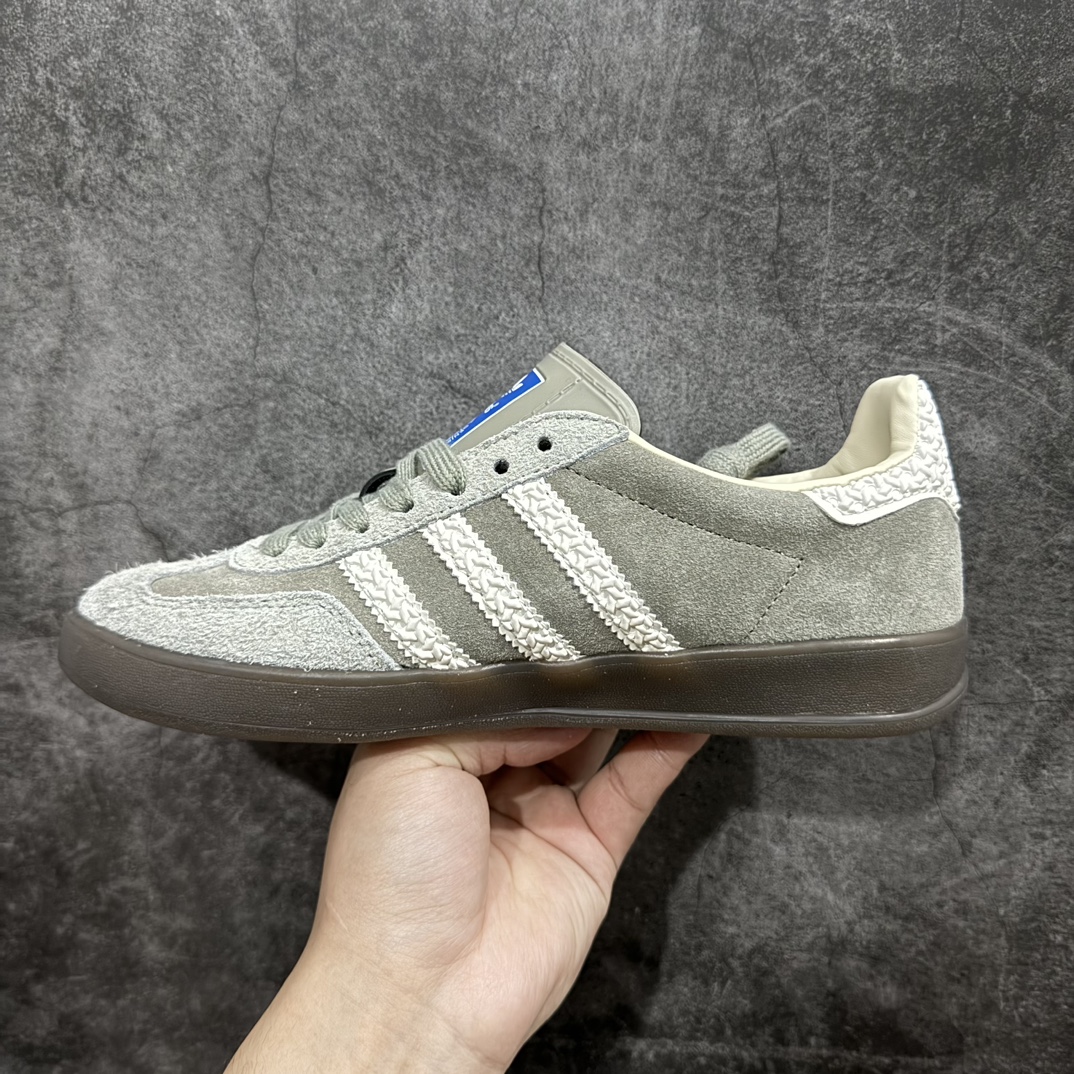 图片[2]-【正确版】AD Gazelle Indoor Trainersn 羚羊内训系列低帮复古百搭休闲运动德训风板鞋 IF1807 90年代经典的复刻版！自60年代以足球训练鞋面世以来,Gazelle就以其经典设计席卷全球。1991年版本的复刻,再造经典Gazelle。采用皮革打造,搭配浊色细节,让这款经典更加简约。 尺码：36 36⅔ 37⅓ 38 38⅔ 39⅓ 40 40⅔ 41⅓ 42 42⅔ 43⅓ 44 45 编码：DZ230250-鞋库