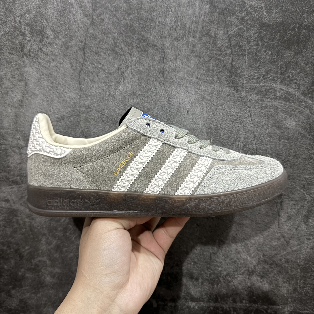 【正确版】AD Gazelle Indoor Trainersn 羚羊内训系列低帮复古百搭休闲运动德训风板鞋 IF1807 90年代经典的复刻版！自60年代以足球训练鞋面世以来,Gazelle就以其经典设计席卷全球。1991年版本的复刻,再造经典Gazelle。采用皮革打造,搭配浊色细节,让这款经典更加简约。 尺码：36 36⅔ 37⅓ 38 38⅔ 39⅓ 40 40⅔ 41⅓ 42 42⅔ 43⅓ 44 45 编码：DZ230250-鞋库