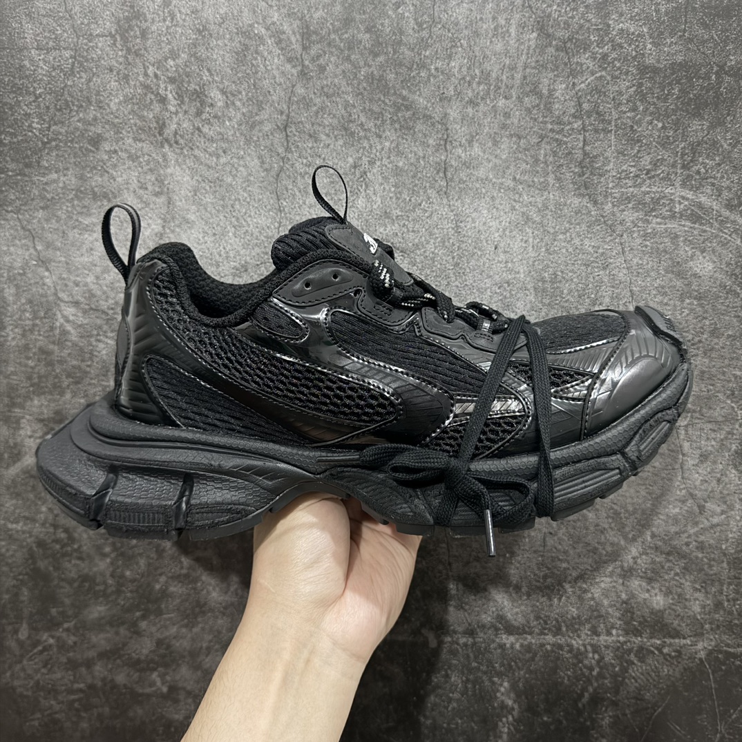 【OG纯原】BALENCIAGA 3XL Sneakers 巴黎世家十代网布系带低帮走秀复古老爹鞋  纯黑色nn全新版本 全新顶端品质 全套原纸板楦头开发 最原汁原味的灵魂版型全鞋荧光划线卡点 胶水把控整洁度追求极致完美 每一双都是工艺品 多重QC质检 超越公司货的品控标准 实实在在的免检产品 原盒原配 正确字体电绣 粗细、位置、大小正确 侧边TPU 透气孔匹配意产原版 正确分离大底 TPU软底 原版一致大底LOGO 立体感十足 原厂皮料水洗做旧 采购原厂网纱 不含皮革 网布材料和聚氨酯 磨损效果 鞋头边缘和后帮 Balenciaga 徽标 鞋面和后跟凸印尺码 鞋舌 3XL 橡胶品牌标识和反光细节 鞋帮拉袢和鞋舌拉祥 配反光细节 备用鞋带在鞋履前侧 可在穿着前取下 便于不同造型搭配 正常尺码 尺码：35 36 37 38 39 40 41 42 43 44 45 46 编码：OG500520-鞋库