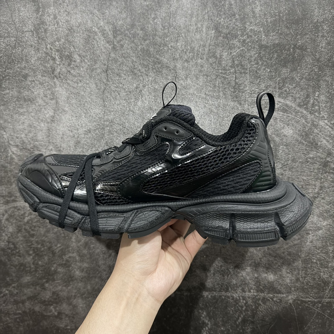 图片[2]-【OG纯原】BALENCIAGA 3XL Sneakers 巴黎世家十代网布系带低帮走秀复古老爹鞋  纯黑色nn全新版本 全新顶端品质 全套原纸板楦头开发 最原汁原味的灵魂版型全鞋荧光划线卡点 胶水把控整洁度追求极致完美 每一双都是工艺品 多重QC质检 超越公司货的品控标准 实实在在的免检产品 原盒原配 正确字体电绣 粗细、位置、大小正确 侧边TPU 透气孔匹配意产原版 正确分离大底 TPU软底 原版一致大底LOGO 立体感十足 原厂皮料水洗做旧 采购原厂网纱 不含皮革 网布材料和聚氨酯 磨损效果 鞋头边缘和后帮 Balenciaga 徽标 鞋面和后跟凸印尺码 鞋舌 3XL 橡胶品牌标识和反光细节 鞋帮拉袢和鞋舌拉祥 配反光细节 备用鞋带在鞋履前侧 可在穿着前取下 便于不同造型搭配 正常尺码 尺码：35 36 37 38 39 40 41 42 43 44 45 46 编码：OG500520-鞋库