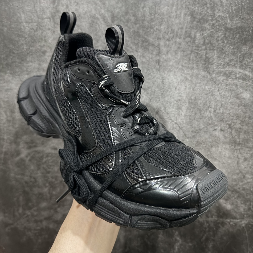 图片[3]-【OG纯原】BALENCIAGA 3XL Sneakers 巴黎世家十代网布系带低帮走秀复古老爹鞋  纯黑色nn全新版本 全新顶端品质 全套原纸板楦头开发 最原汁原味的灵魂版型全鞋荧光划线卡点 胶水把控整洁度追求极致完美 每一双都是工艺品 多重QC质检 超越公司货的品控标准 实实在在的免检产品 原盒原配 正确字体电绣 粗细、位置、大小正确 侧边TPU 透气孔匹配意产原版 正确分离大底 TPU软底 原版一致大底LOGO 立体感十足 原厂皮料水洗做旧 采购原厂网纱 不含皮革 网布材料和聚氨酯 磨损效果 鞋头边缘和后帮 Balenciaga 徽标 鞋面和后跟凸印尺码 鞋舌 3XL 橡胶品牌标识和反光细节 鞋帮拉袢和鞋舌拉祥 配反光细节 备用鞋带在鞋履前侧 可在穿着前取下 便于不同造型搭配 正常尺码 尺码：35 36 37 38 39 40 41 42 43 44 45 46 编码：OG500520-鞋库