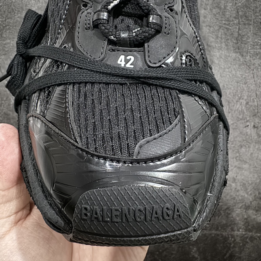 图片[4]-【OG纯原】BALENCIAGA 3XL Sneakers 巴黎世家十代网布系带低帮走秀复古老爹鞋  纯黑色nn全新版本 全新顶端品质 全套原纸板楦头开发 最原汁原味的灵魂版型全鞋荧光划线卡点 胶水把控整洁度追求极致完美 每一双都是工艺品 多重QC质检 超越公司货的品控标准 实实在在的免检产品 原盒原配 正确字体电绣 粗细、位置、大小正确 侧边TPU 透气孔匹配意产原版 正确分离大底 TPU软底 原版一致大底LOGO 立体感十足 原厂皮料水洗做旧 采购原厂网纱 不含皮革 网布材料和聚氨酯 磨损效果 鞋头边缘和后帮 Balenciaga 徽标 鞋面和后跟凸印尺码 鞋舌 3XL 橡胶品牌标识和反光细节 鞋帮拉袢和鞋舌拉祥 配反光细节 备用鞋带在鞋履前侧 可在穿着前取下 便于不同造型搭配 正常尺码 尺码：35 36 37 38 39 40 41 42 43 44 45 46 编码：OG500520-鞋库