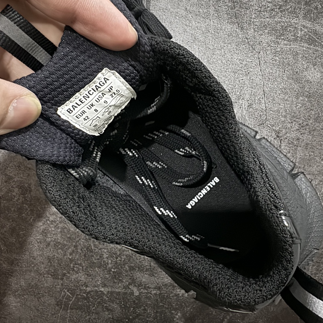 图片[7]-【OG纯原】BALENCIAGA 3XL Sneakers 巴黎世家十代网布系带低帮走秀复古老爹鞋  纯黑色nn全新版本 全新顶端品质 全套原纸板楦头开发 最原汁原味的灵魂版型全鞋荧光划线卡点 胶水把控整洁度追求极致完美 每一双都是工艺品 多重QC质检 超越公司货的品控标准 实实在在的免检产品 原盒原配 正确字体电绣 粗细、位置、大小正确 侧边TPU 透气孔匹配意产原版 正确分离大底 TPU软底 原版一致大底LOGO 立体感十足 原厂皮料水洗做旧 采购原厂网纱 不含皮革 网布材料和聚氨酯 磨损效果 鞋头边缘和后帮 Balenciaga 徽标 鞋面和后跟凸印尺码 鞋舌 3XL 橡胶品牌标识和反光细节 鞋帮拉袢和鞋舌拉祥 配反光细节 备用鞋带在鞋履前侧 可在穿着前取下 便于不同造型搭配 正常尺码 尺码：35 36 37 38 39 40 41 42 43 44 45 46 编码：OG500520-鞋库