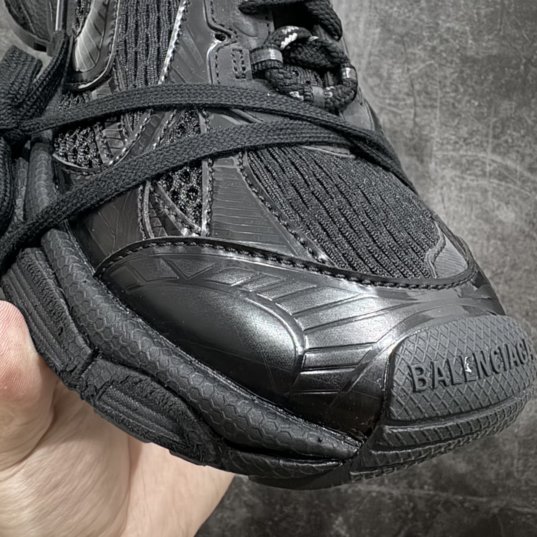 图片[3]-【OG纯原】BALENCIAGA 3XL Sneakers 巴黎世家十代网布系带低帮走秀复古老爹鞋  纯黑色nn全新版本 全新顶端品质 全套原纸板楦头开发 最原汁原味的灵魂版型全鞋荧光划线卡点 胶水把控整洁度追求极致完美 每一双都是工艺品 多重QC质检 超越公司货的品控标准 实实在在的免检产品 原盒原配 正确字体电绣 粗细、位置、大小正确 侧边TPU 透气孔匹配意产原版 正确分离大底 TPU软底 原版一致大底LOGO 立体感十足 原厂皮料水洗做旧 采购原厂网纱 不含皮革 网布材料和聚氨酯 磨损效果 鞋头边缘和后帮 Balenciaga 徽标 鞋面和后跟凸印尺码 鞋舌 3XL 橡胶品牌标识和反光细节 鞋帮拉袢和鞋舌拉祥 配反光细节 备用鞋带在鞋履前侧 可在穿着前取下 便于不同造型搭配 正常尺码 尺码：35 36 37 38 39 40 41 42 43 44 45 46 编码：OG500520-鞋库